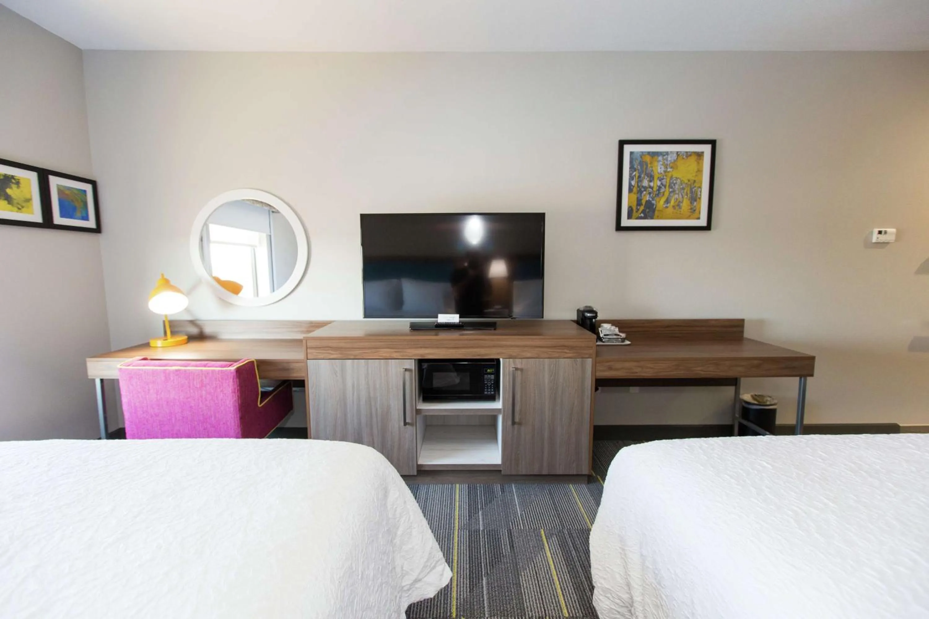 Bedroom, Bed in Hampton Inn Mustang