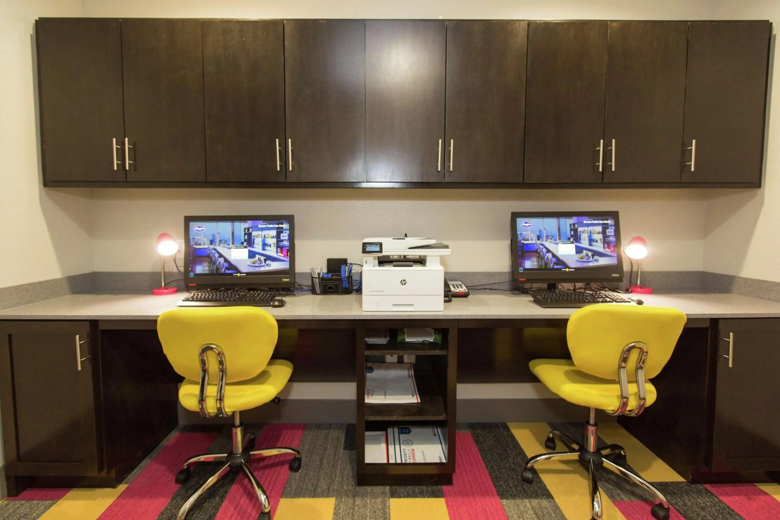 Business facilities in Hampton Inn Mustang