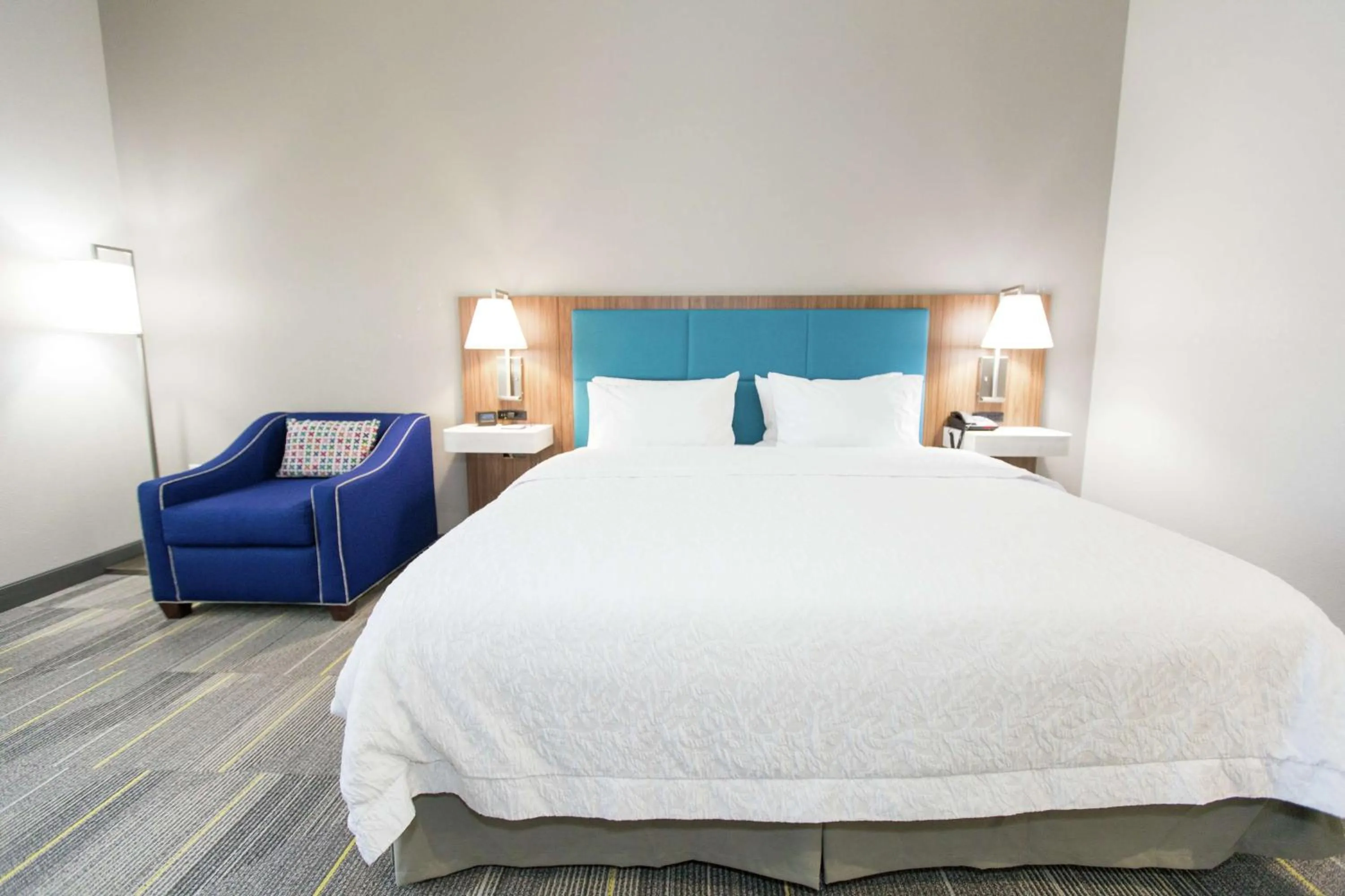 Living room, Bed in Hampton Inn Mustang