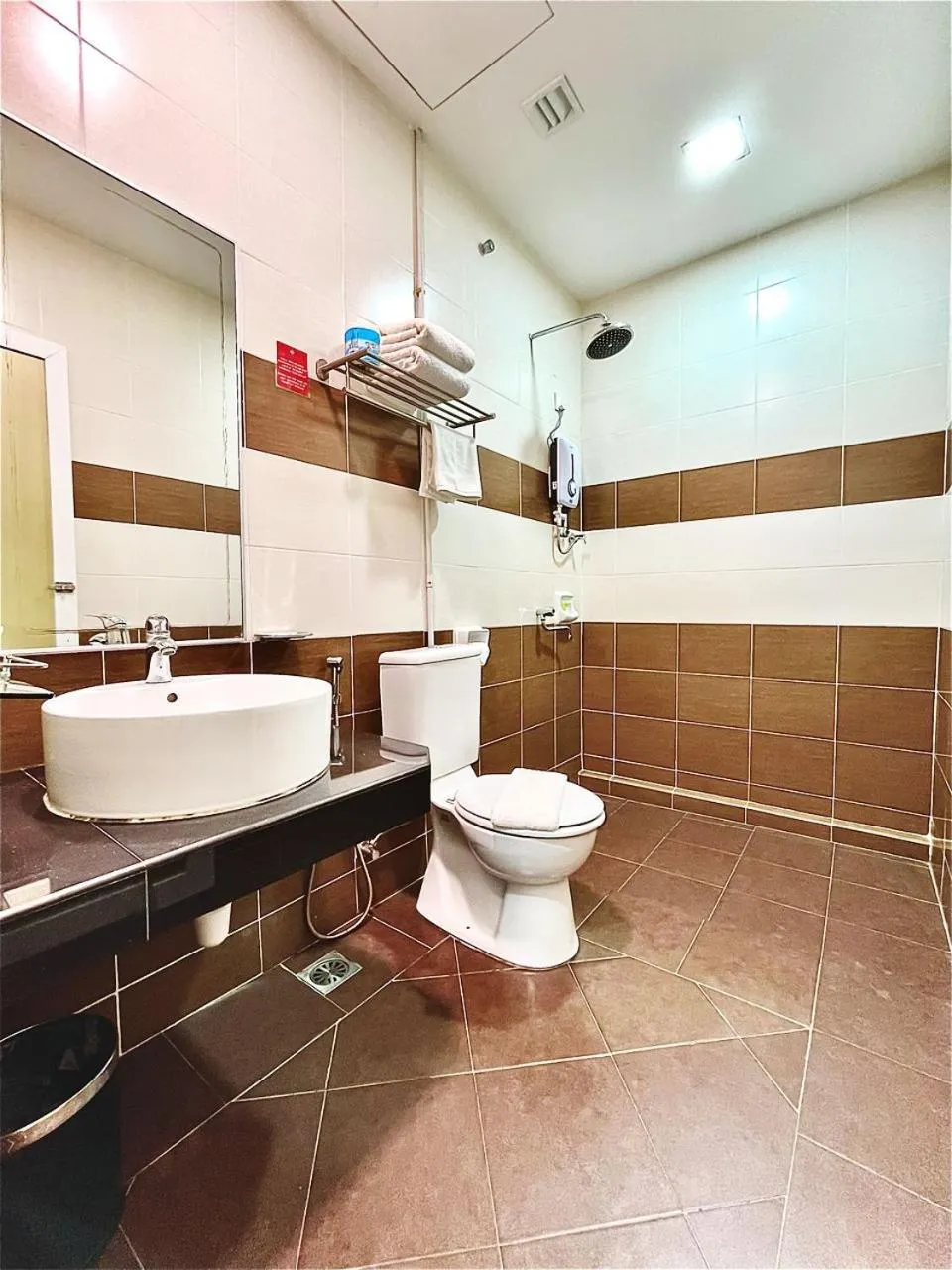 Shower in Hotel Adya Express Chenang