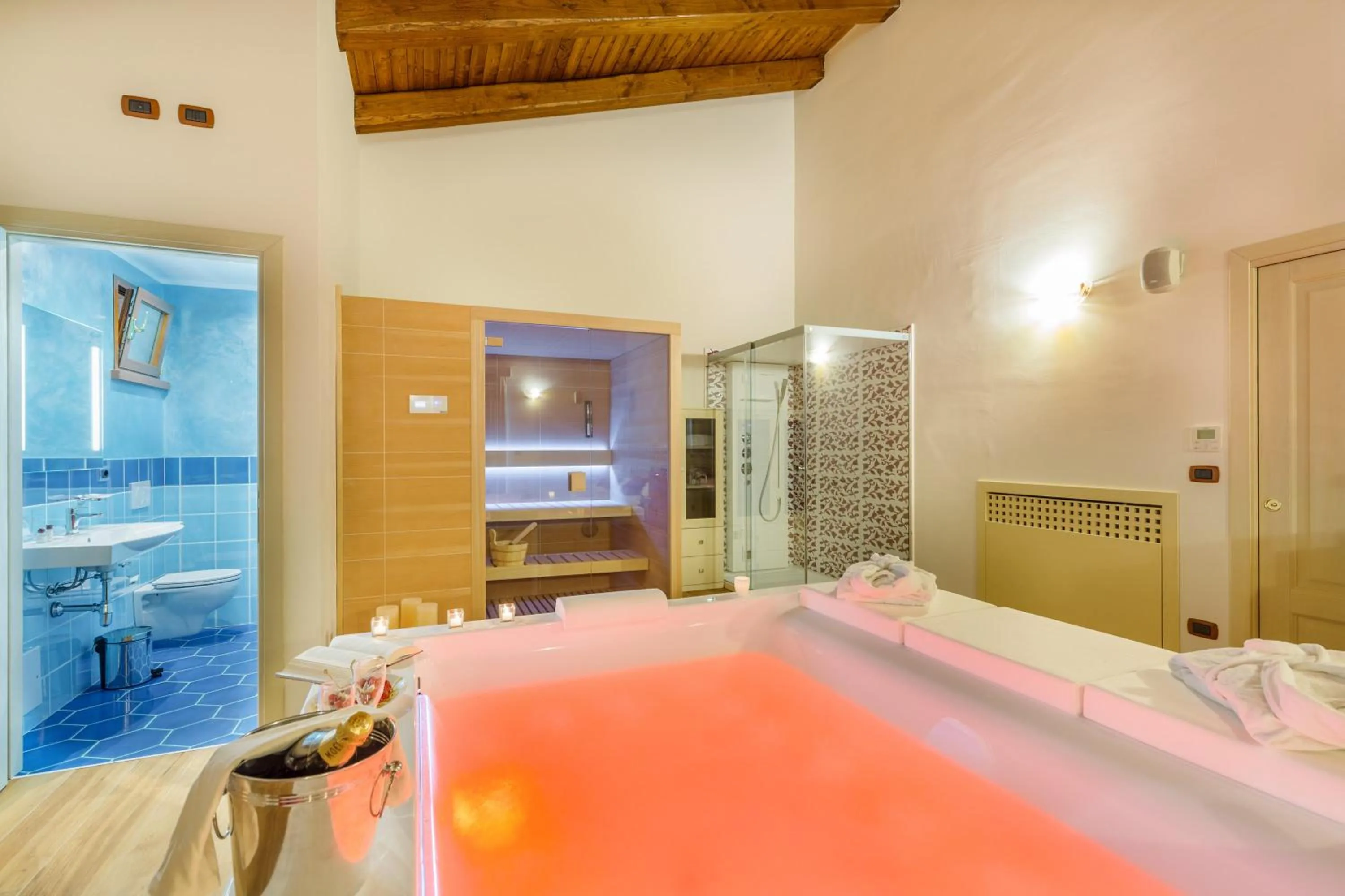 Hot Tub in Hotel Sa Cheya Relais & Spa