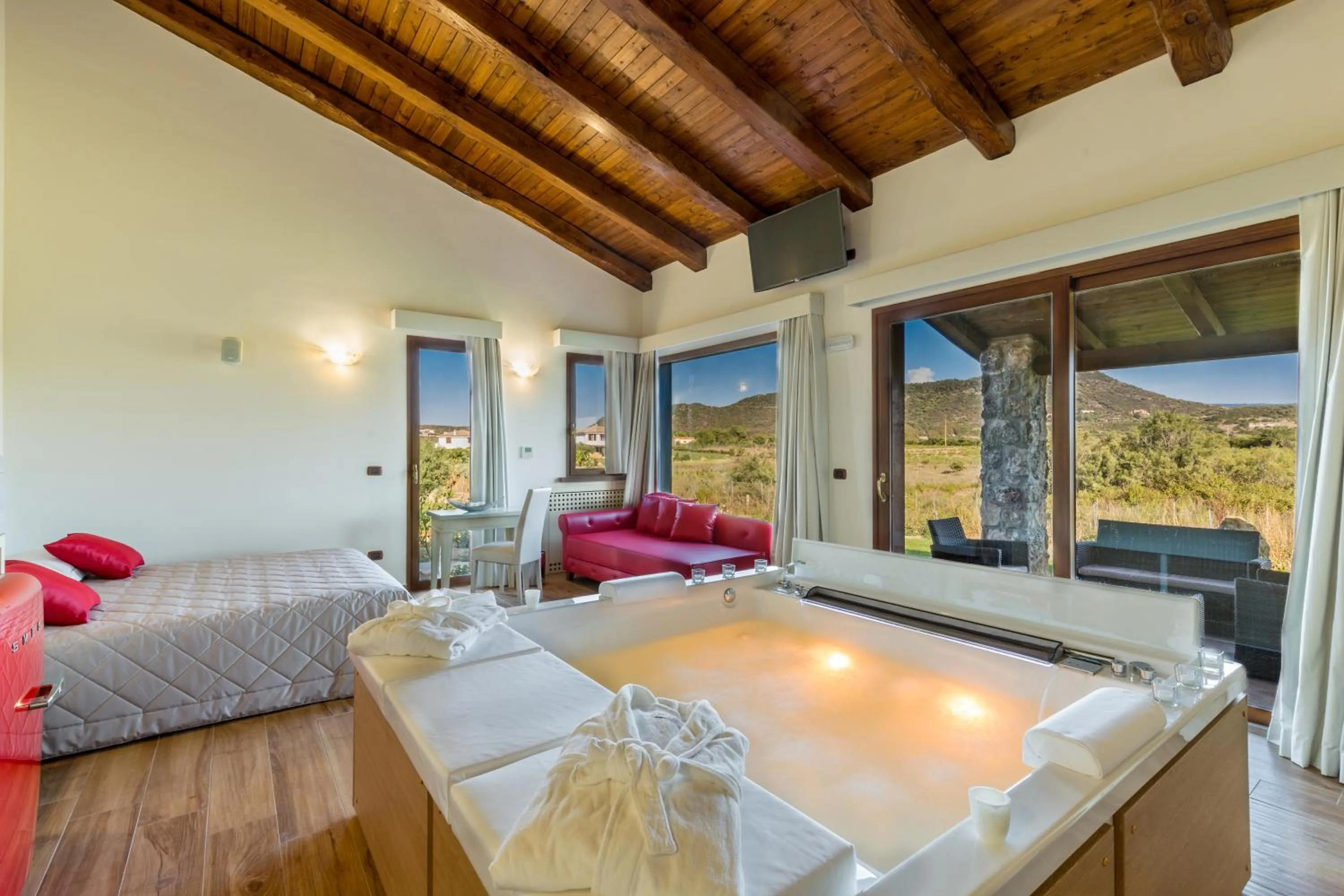 Hot Tub in Hotel Sa Cheya Relais & Spa