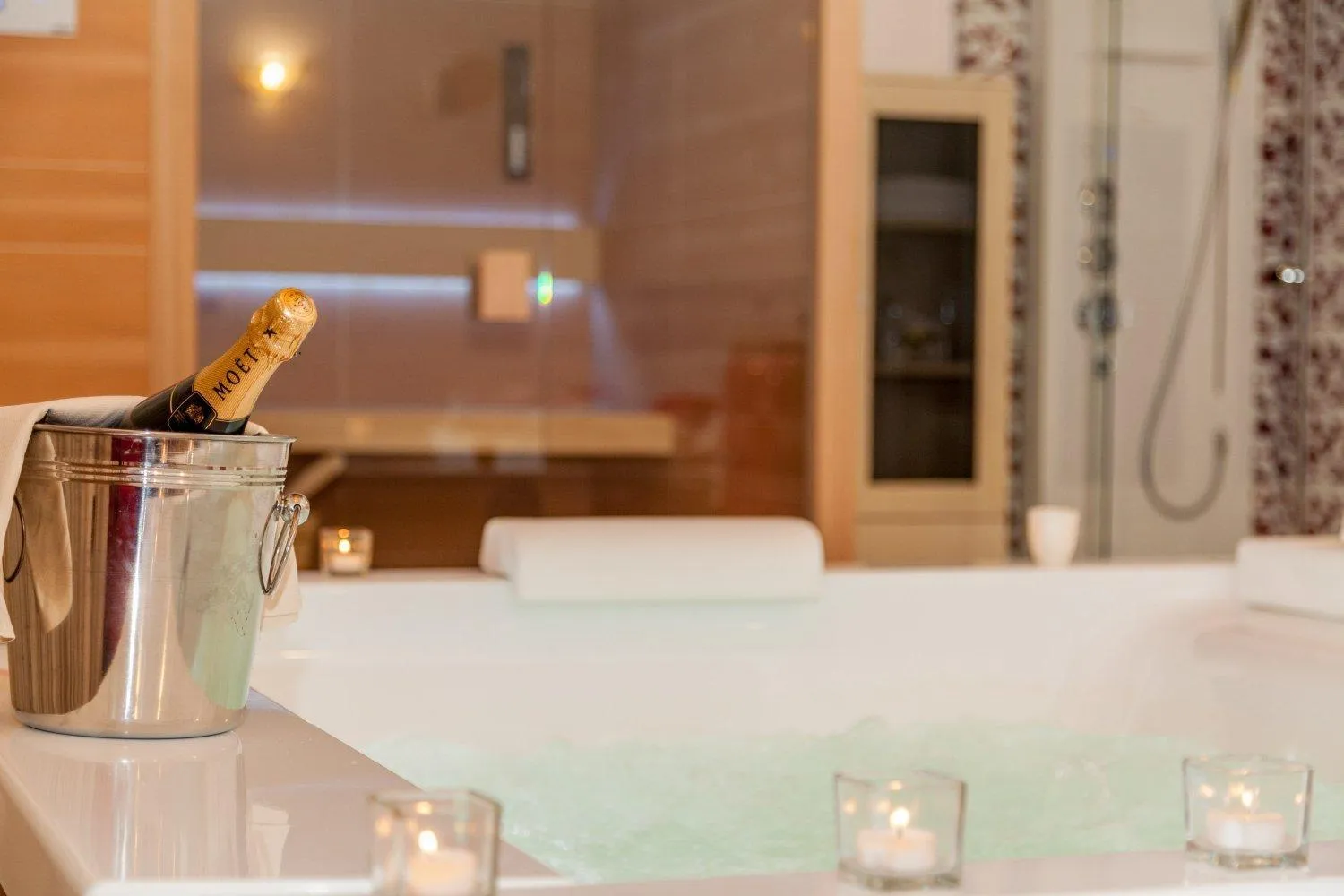 Hot Tub in Hotel Sa Cheya Relais & Spa