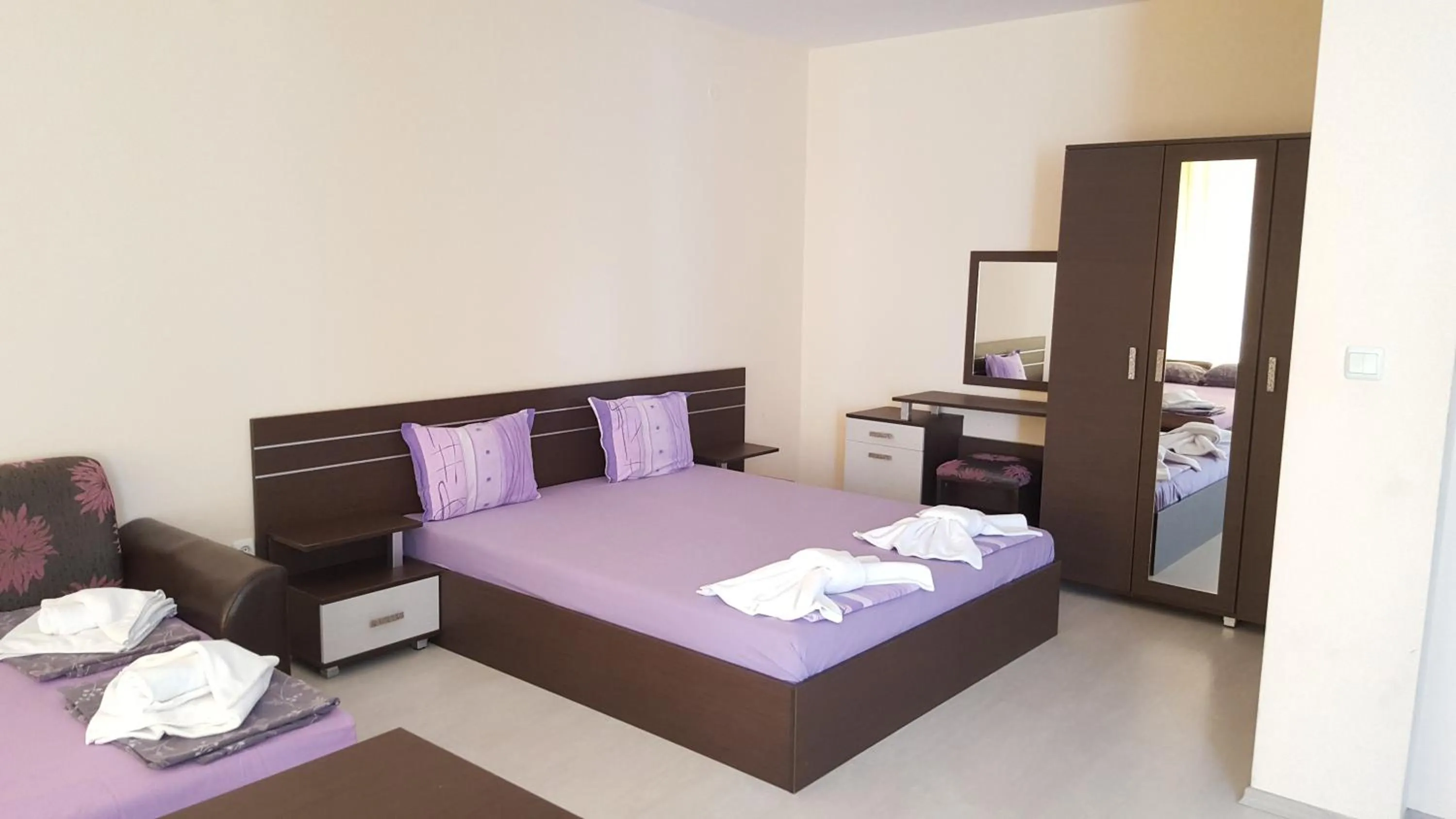 Bed in Rose Garden Omax Apartments