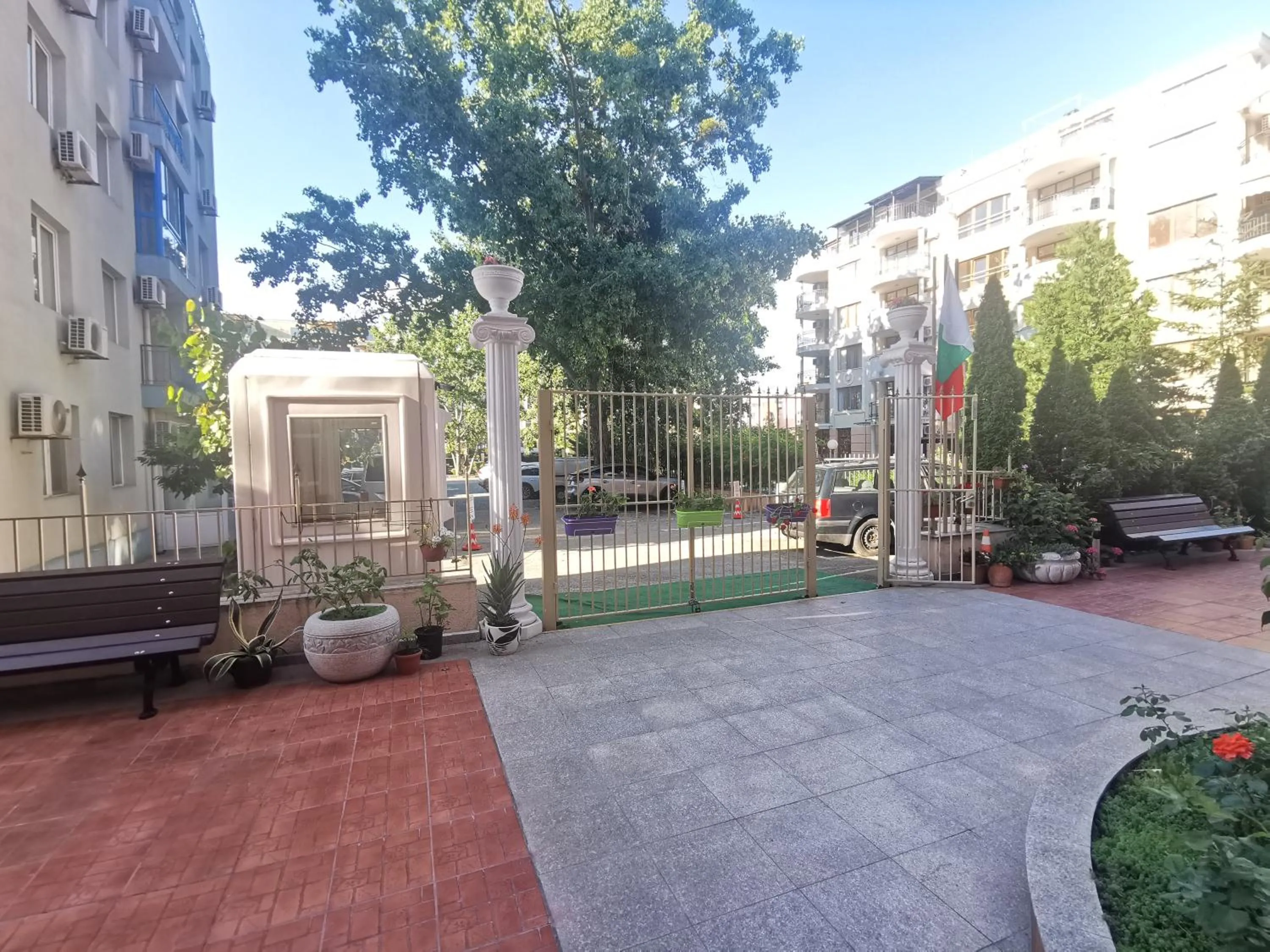 Rose Garden Omax Apartments