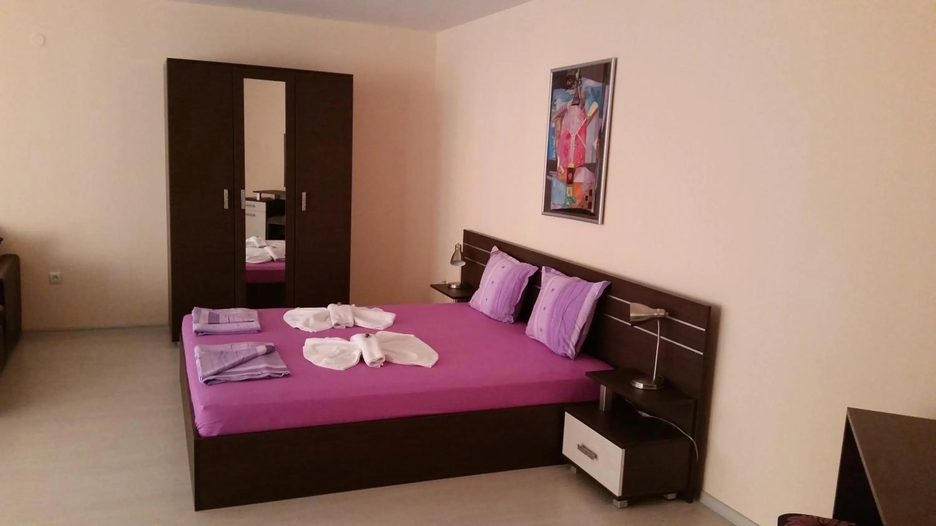 Bed in Rose Garden Omax Apartments