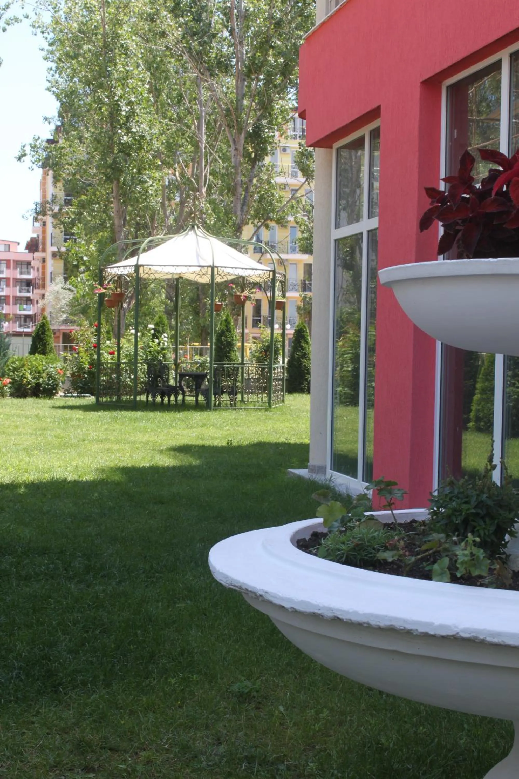 Garden in Rose Garden Omax Apartments