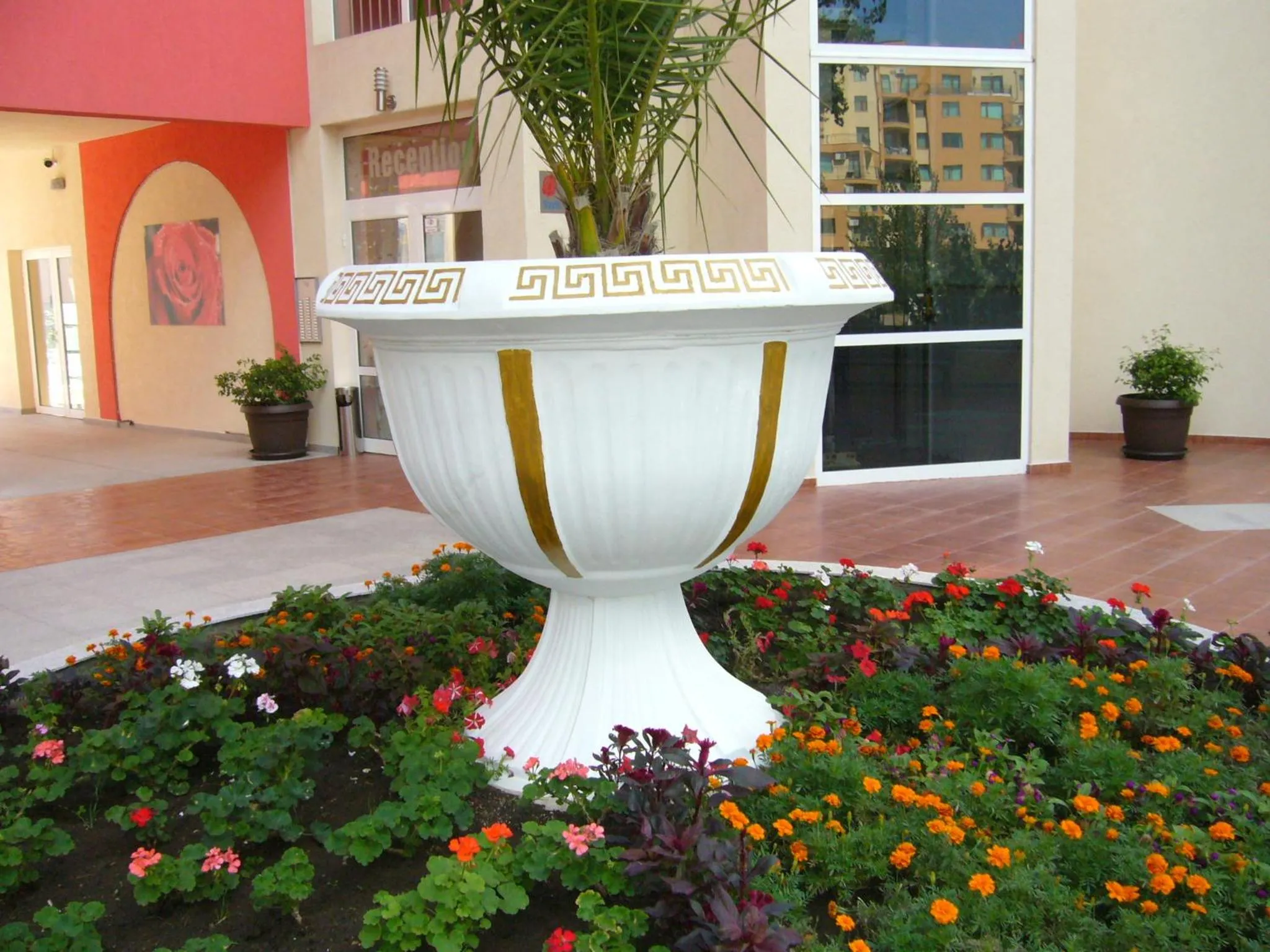 Day in Rose Garden Omax Apartments