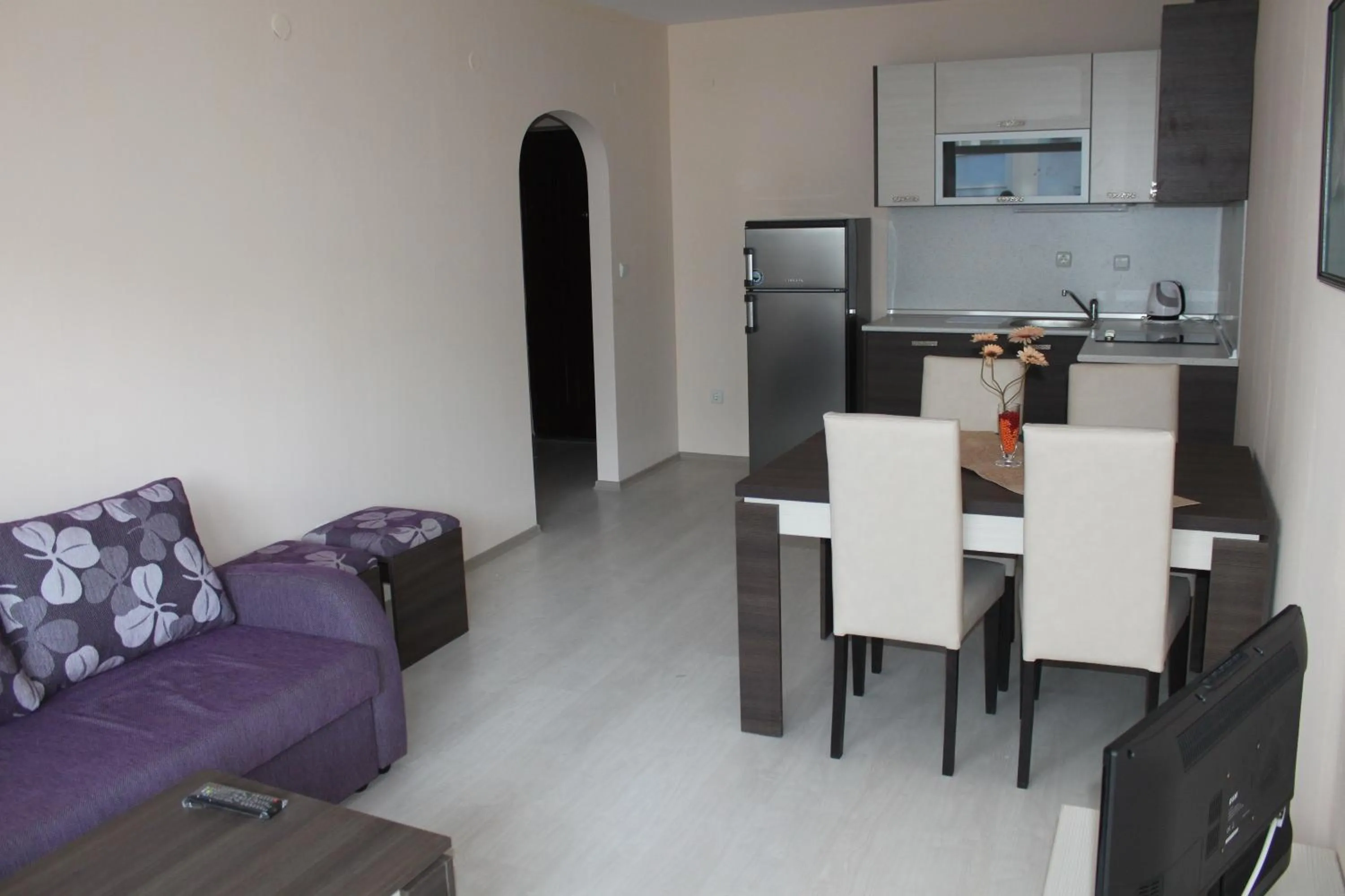 Kitchen or kitchenette in Rose Garden Omax Apartments