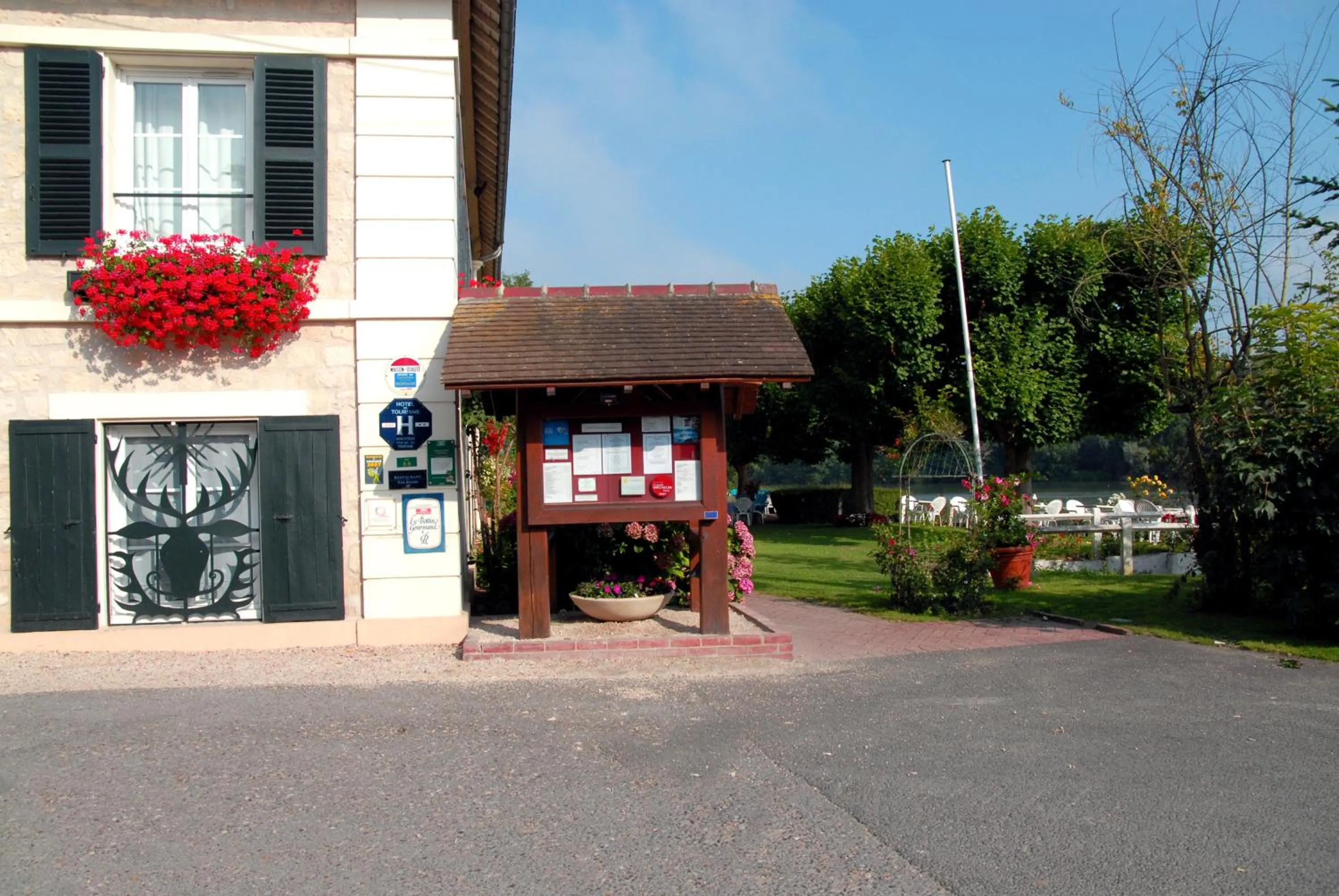 Facade/entrance in Hostellerie de Pavillon Saint-Hubert