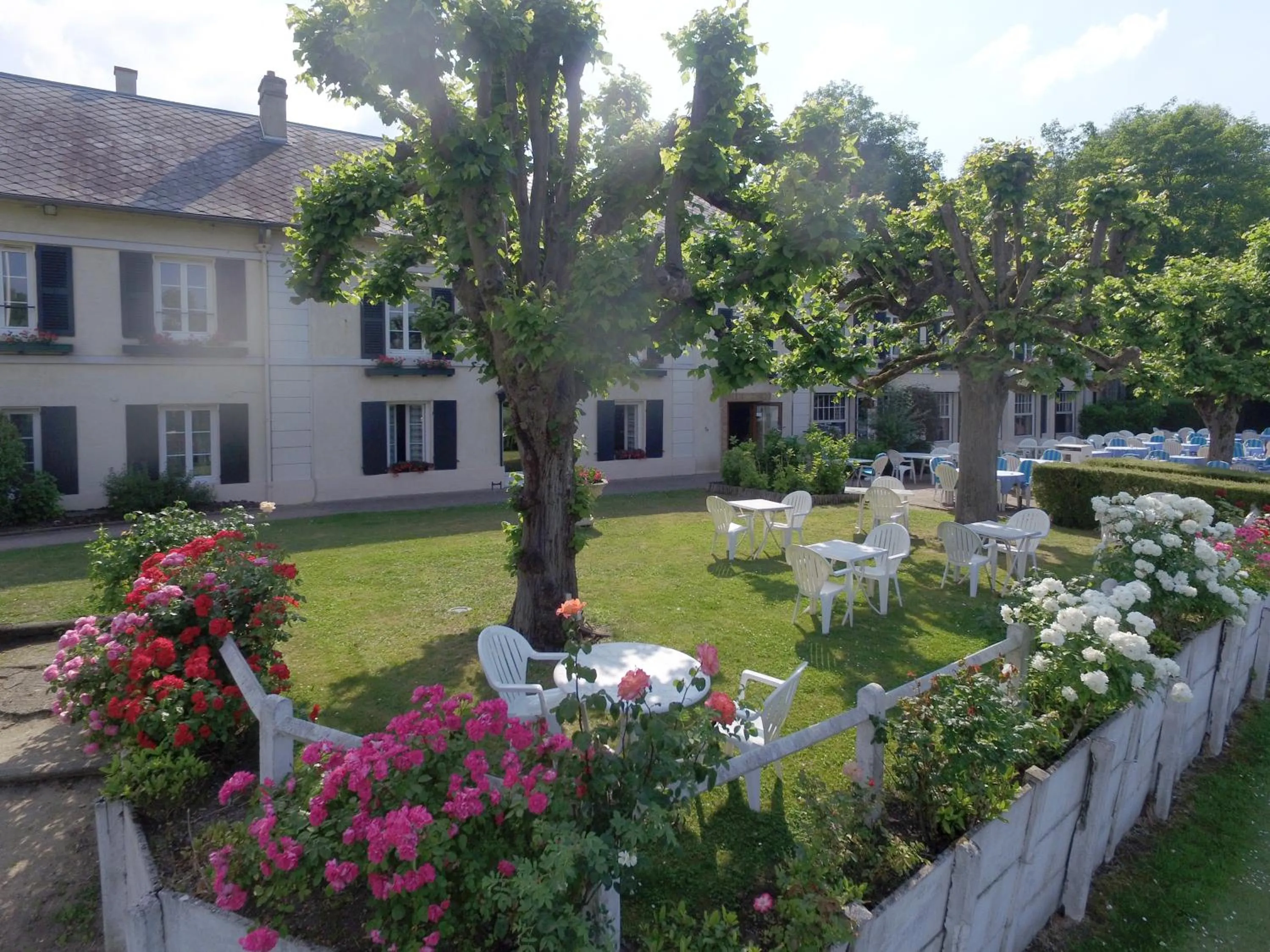 Facade/entrance in Hostellerie de Pavillon Saint-Hubert