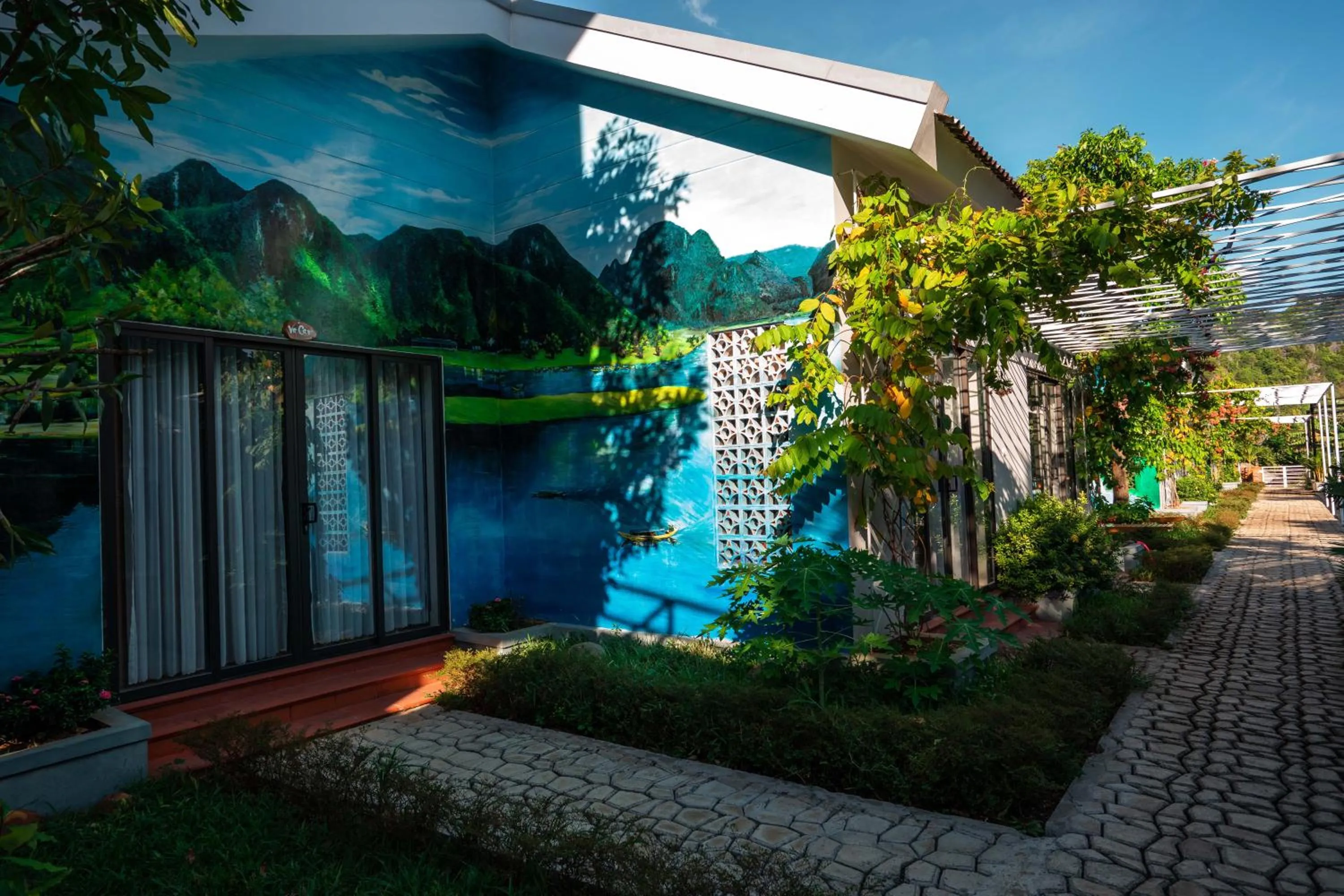 Facade/entrance in Commander Lodge