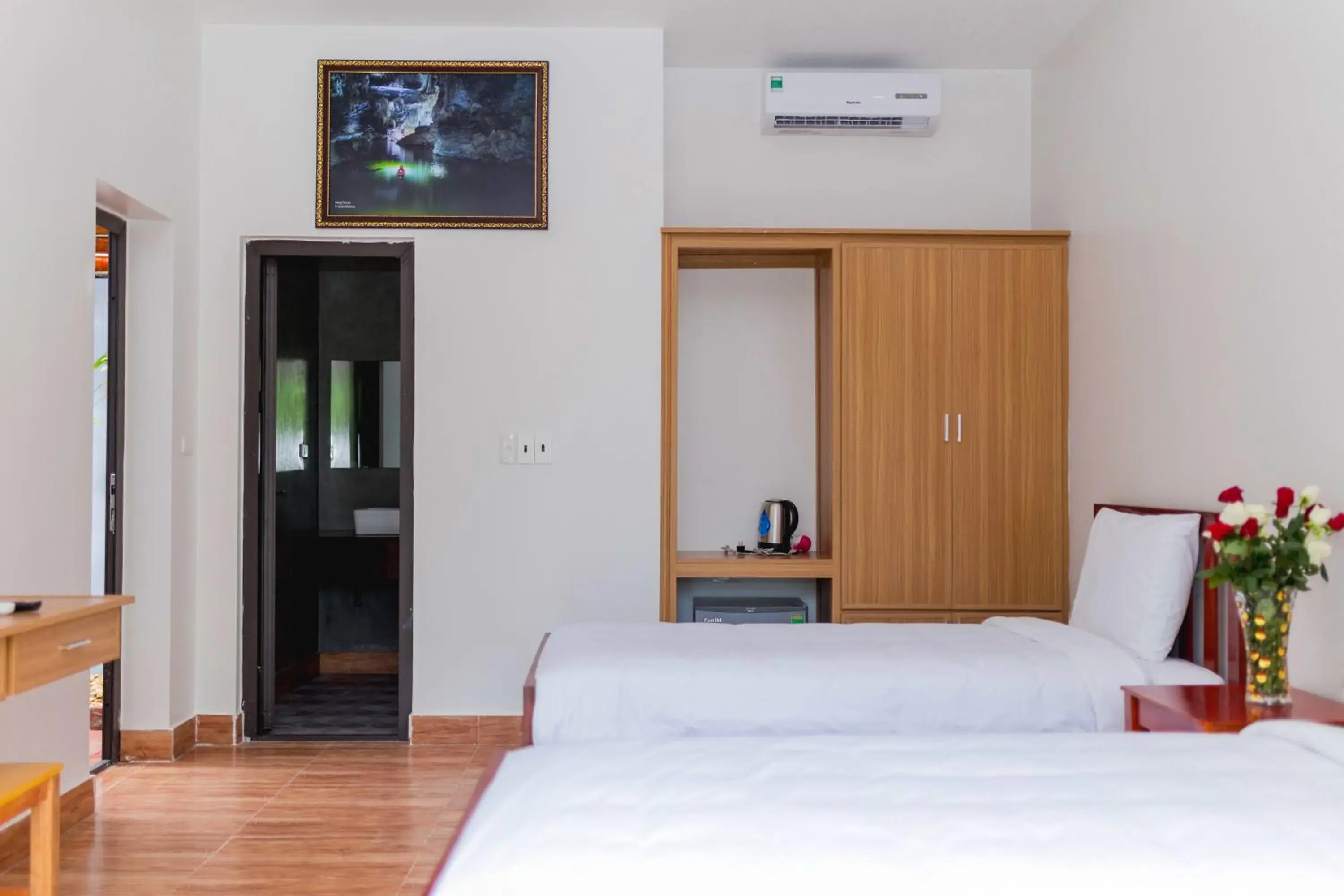 Photo of the whole room, Bed in Commander Lodge Photo of the whole room, Bed in Commander Lodge