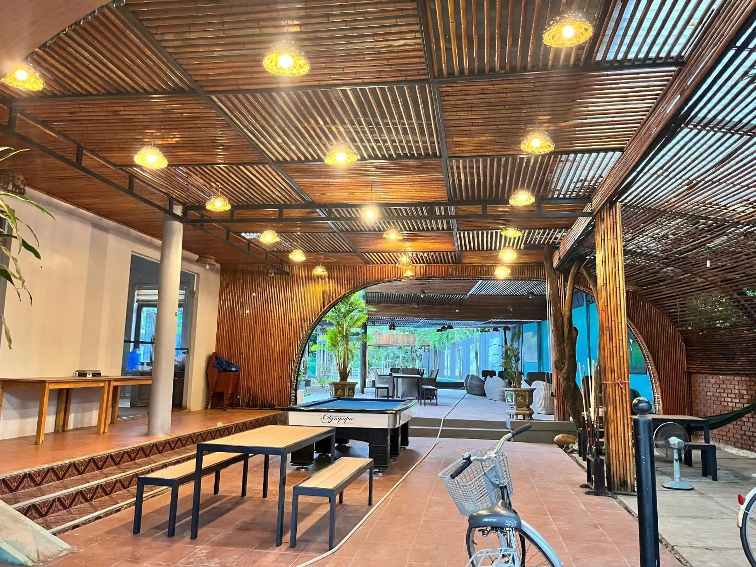 Restaurant/places to eat in Commander Lodge