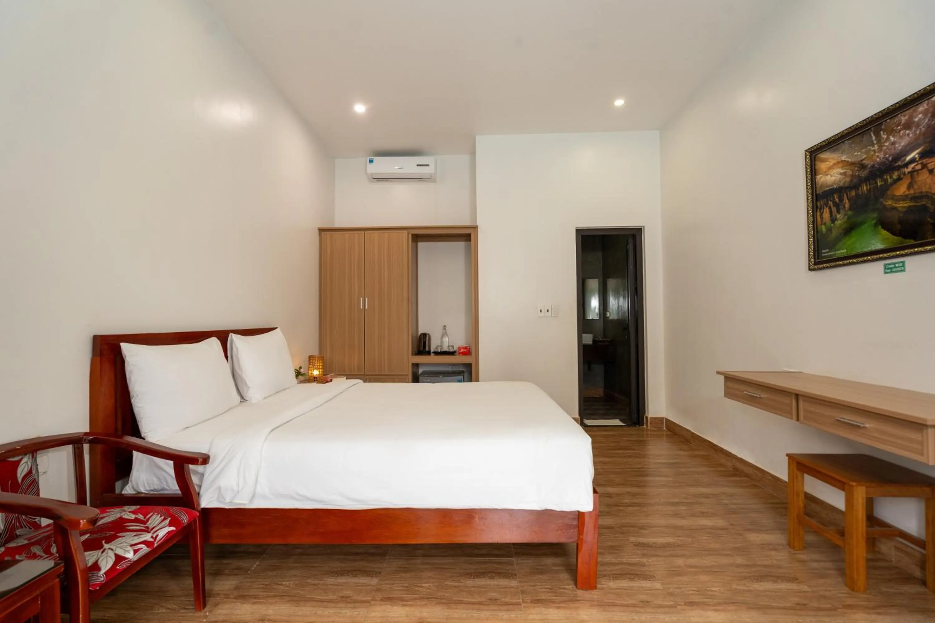 Property building, Bed in Commander Lodge