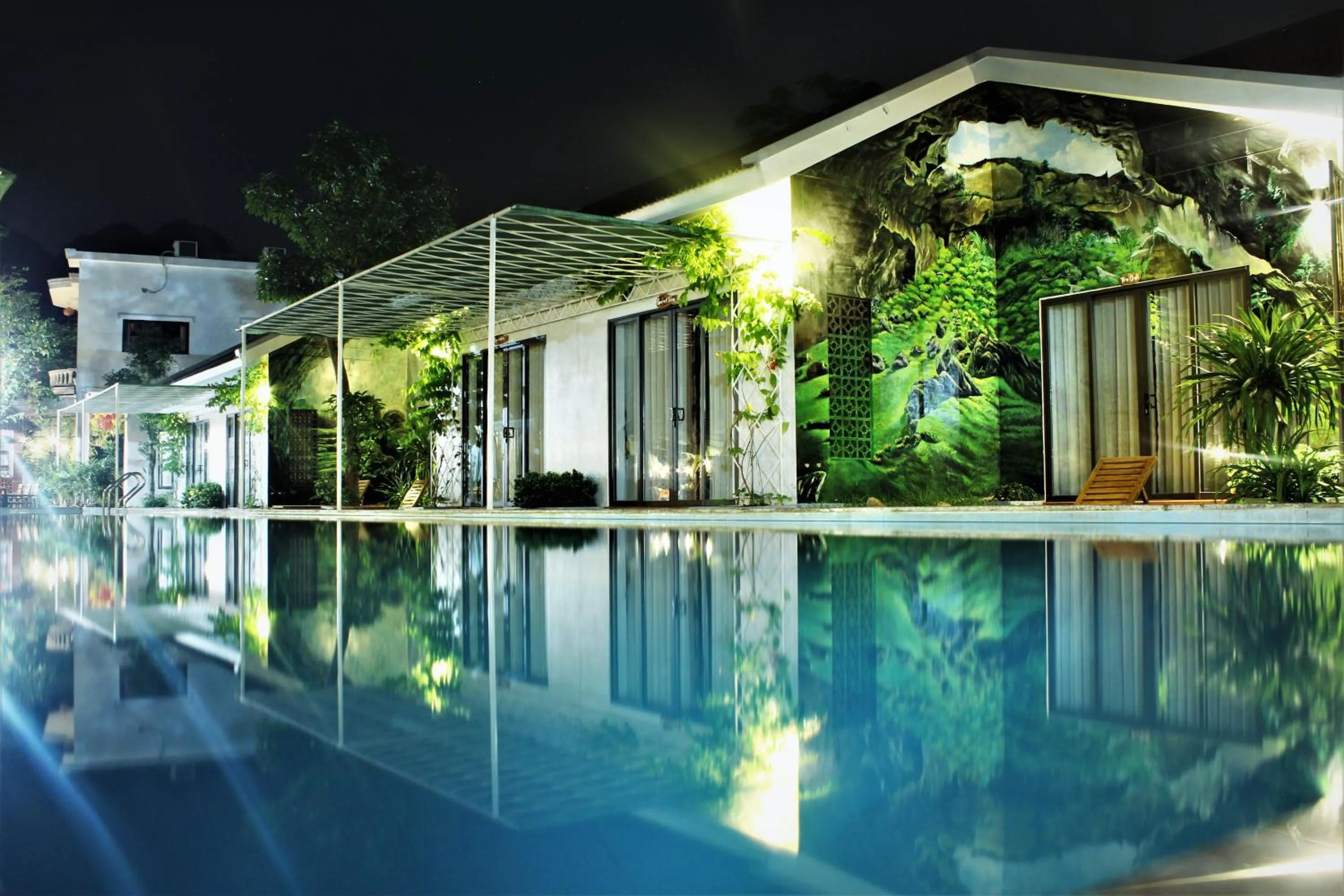 Pool view in Commander Lodge