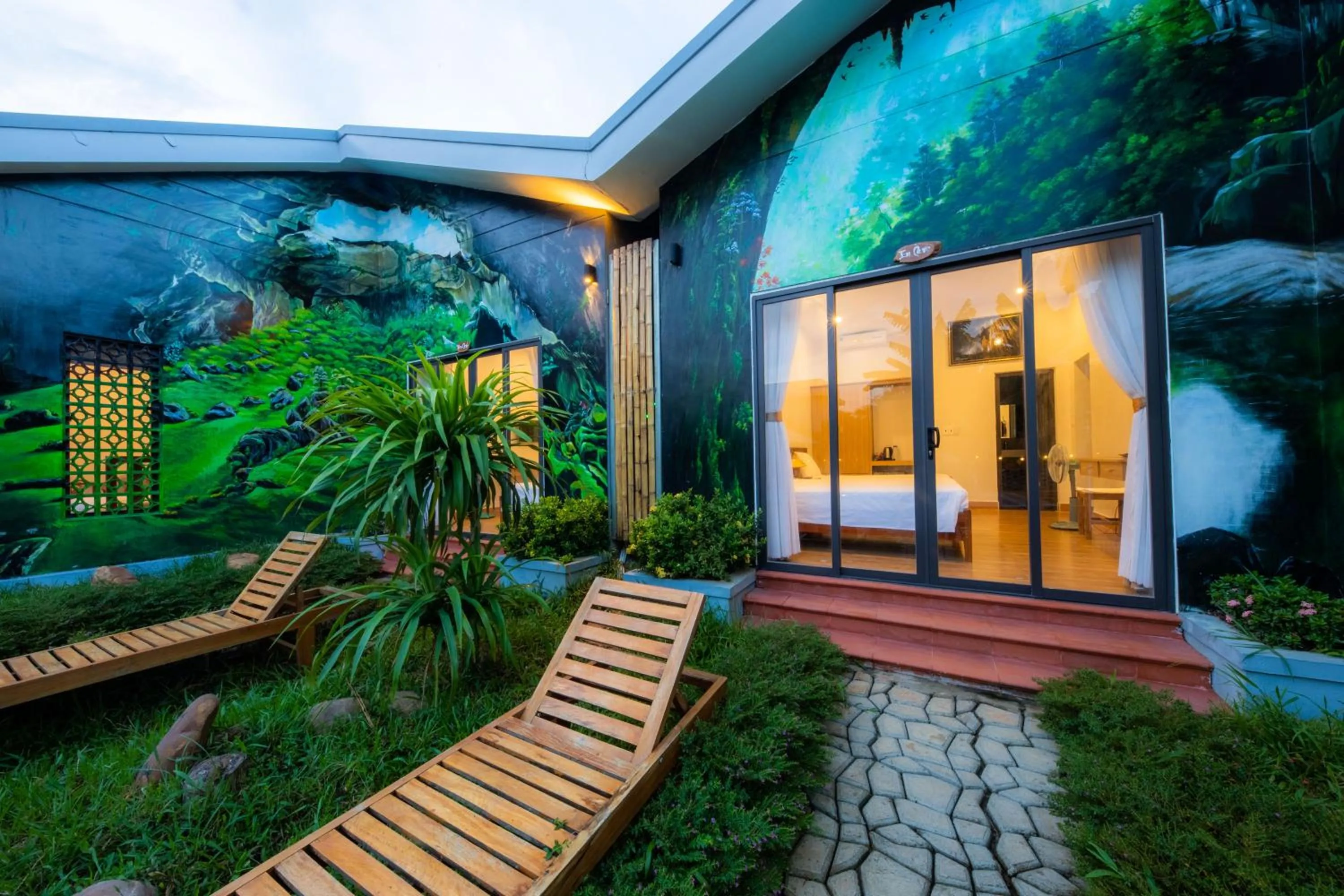 Facade/entrance in Commander Lodge