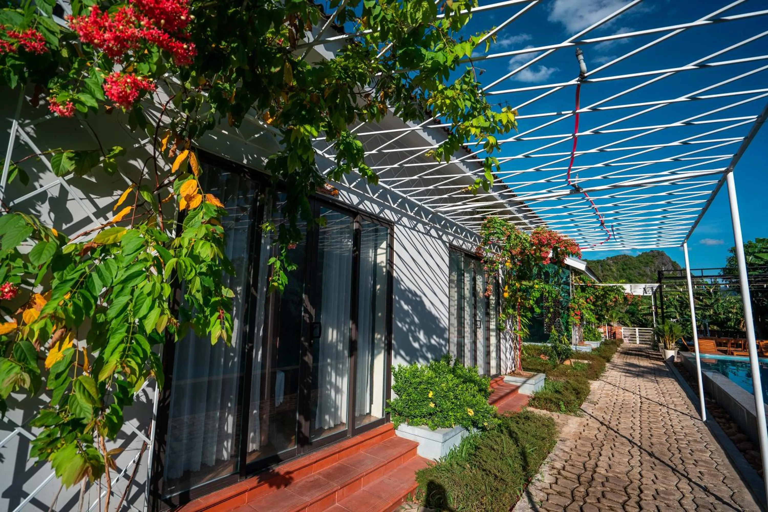 Facade/entrance in Commander Lodge