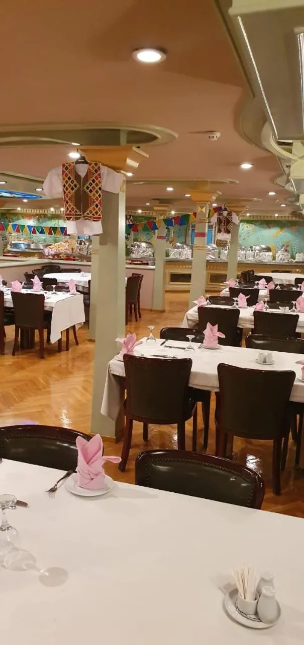 Restaurant/places to eat in Nile Cruise King Tut