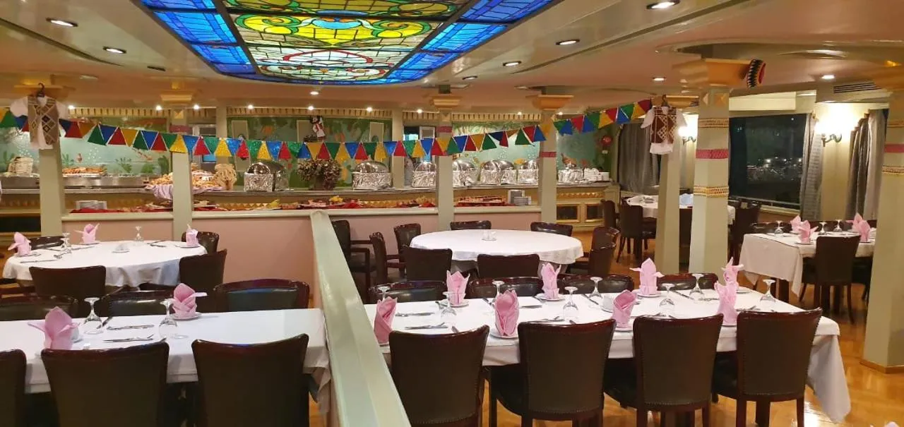 Restaurant/places to eat in Nile Cruise King Tut
