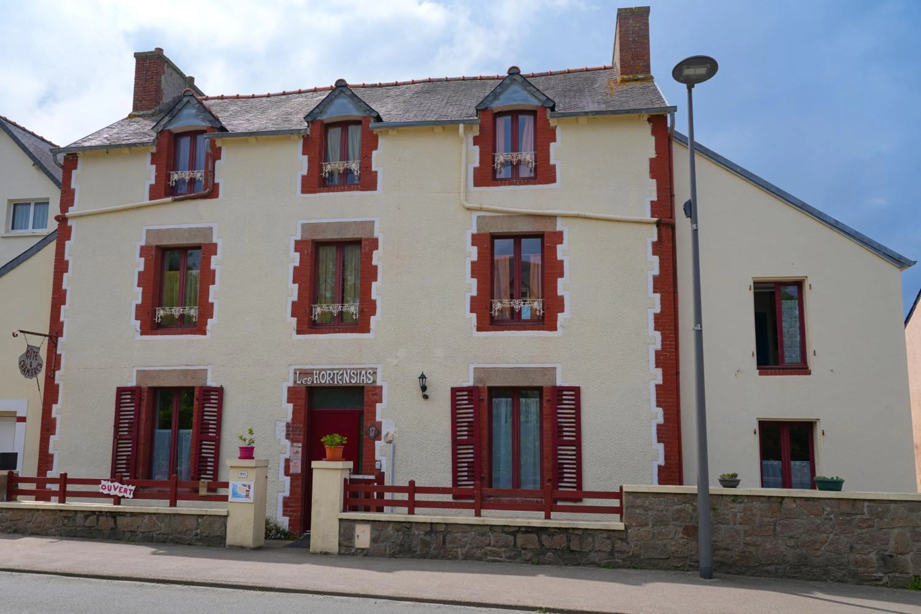 Property building in Les Hortensias GR 34 - Chambres d'Hôtes