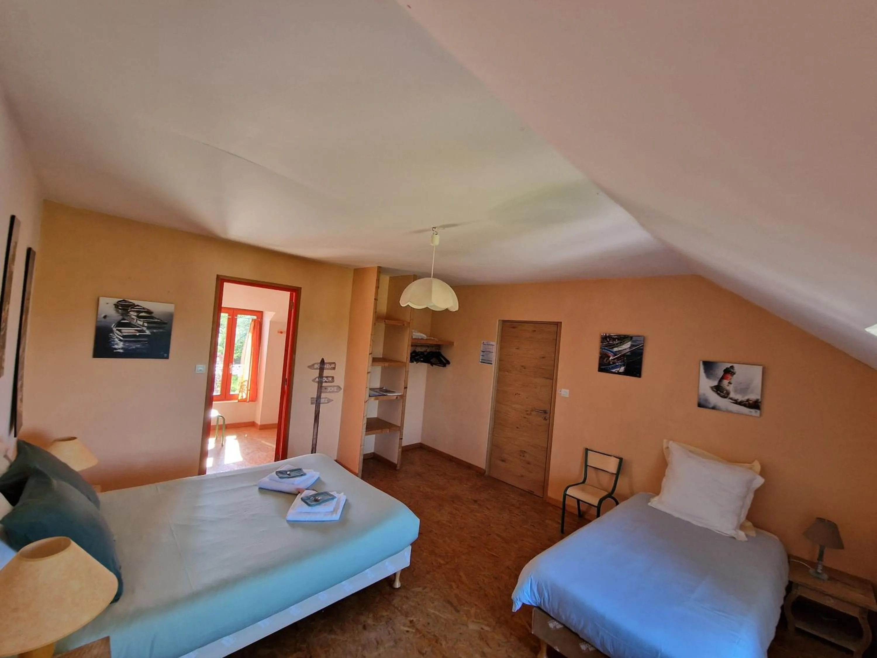 Bed in Les Hortensias GR 34 - Chambres d'Hôtes