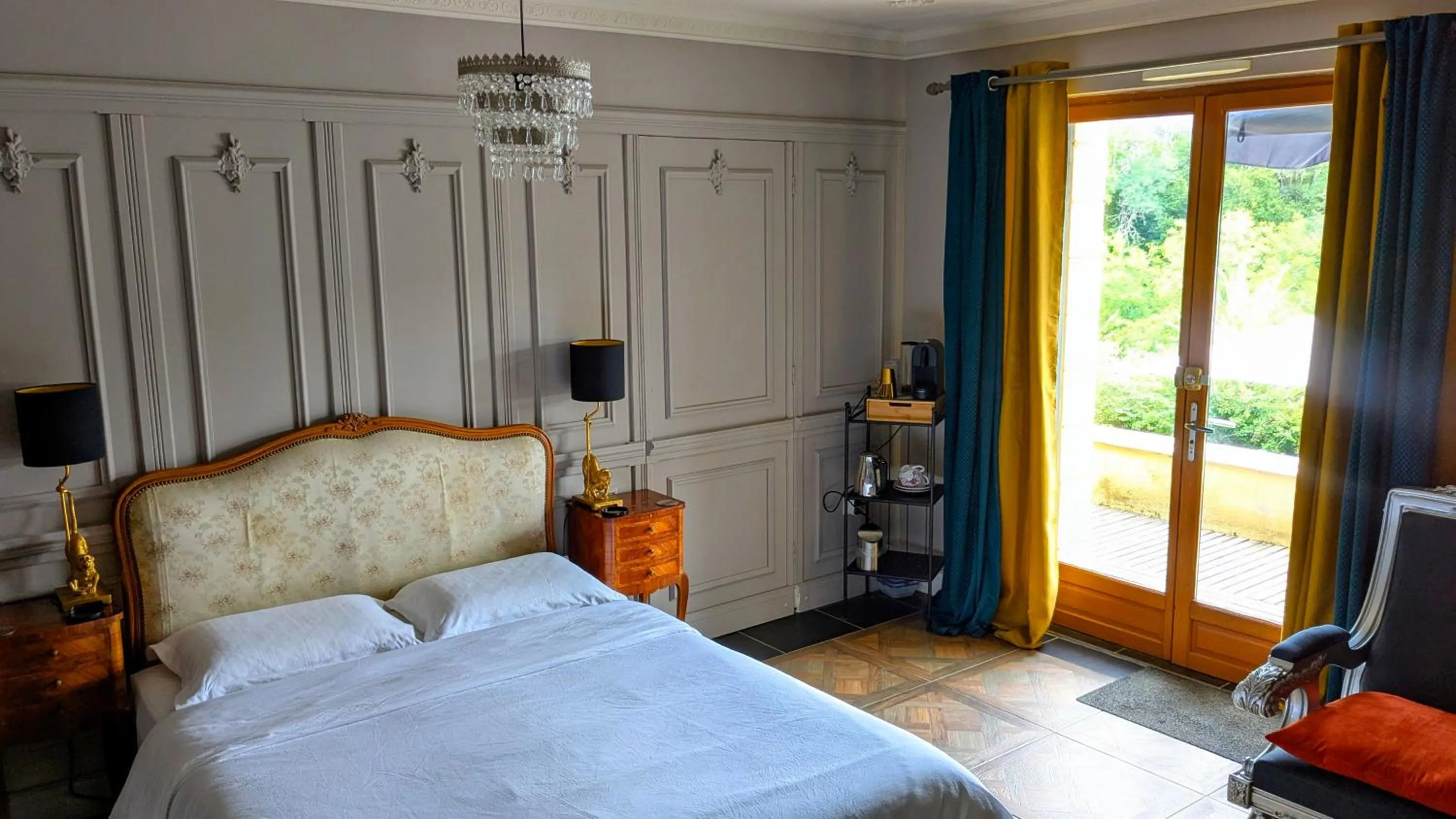 King Room with Balcony in BonBon Chambre d'hôtes