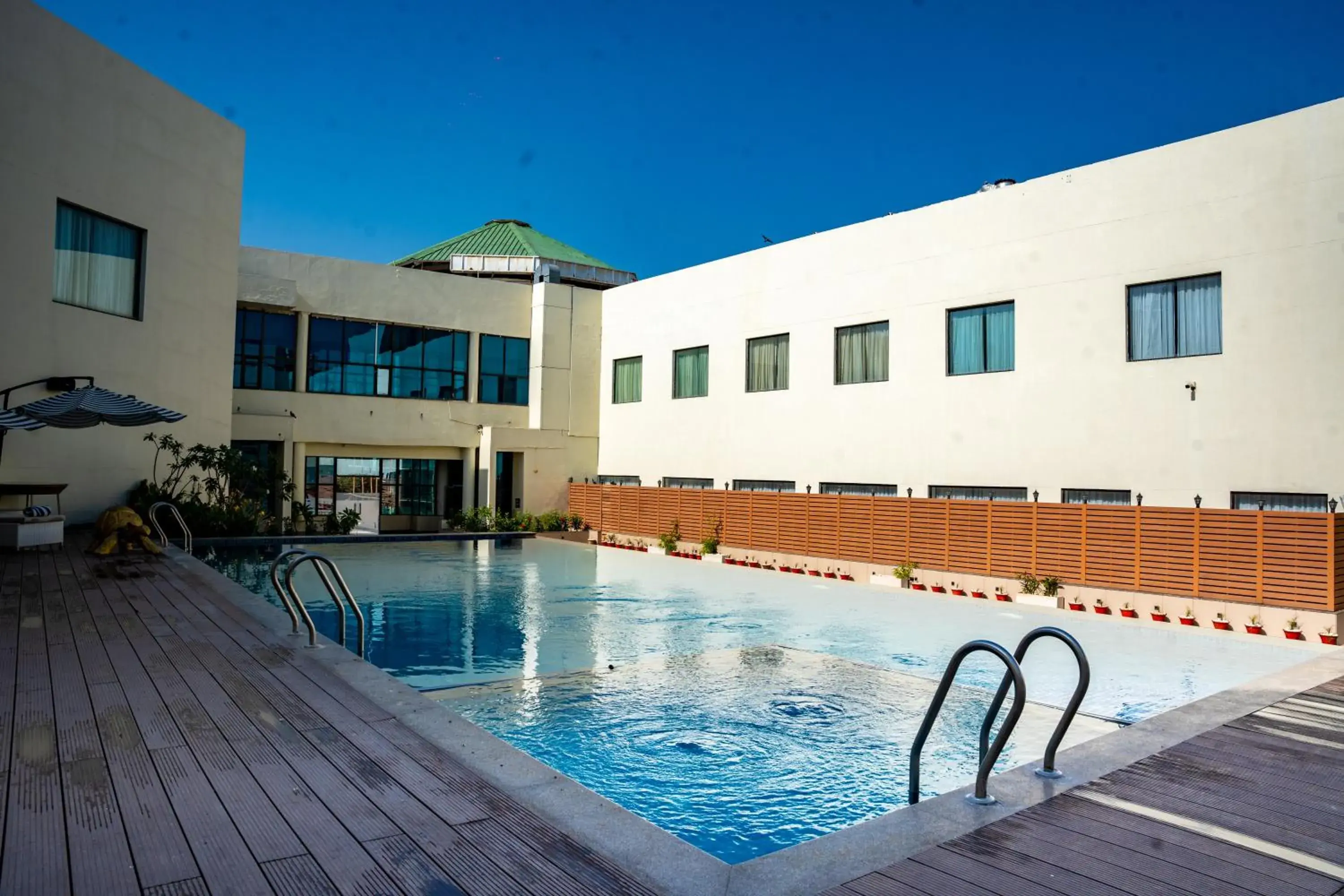 Swimming pool in Ramada Ajmer Swimming pool in Ramada Ajmer