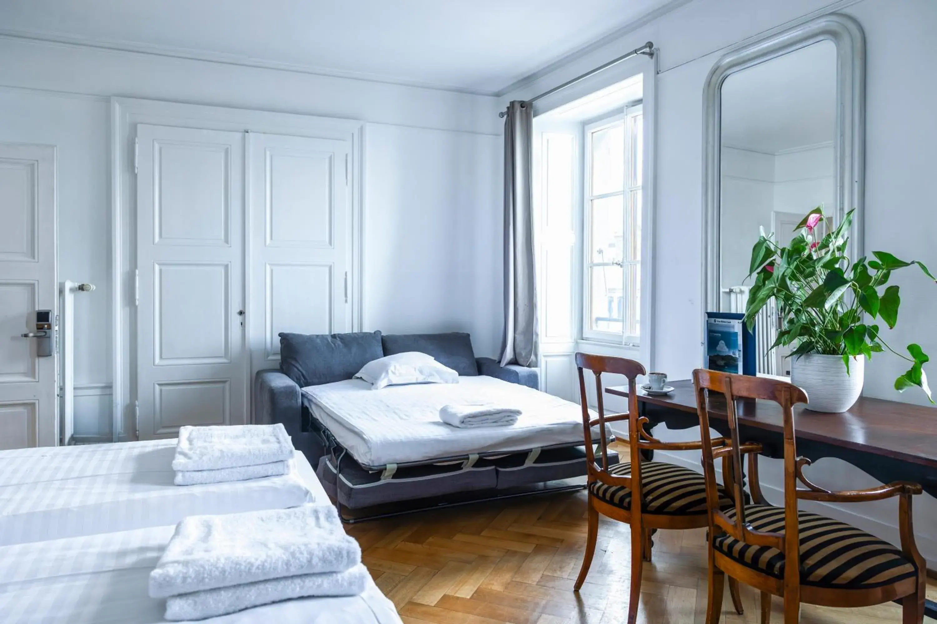 Family Room with Shared Bathroom in Vevey Hotel & Guesthouse Family Room with Shared Bathroom in Vevey Hotel & Guesthouse