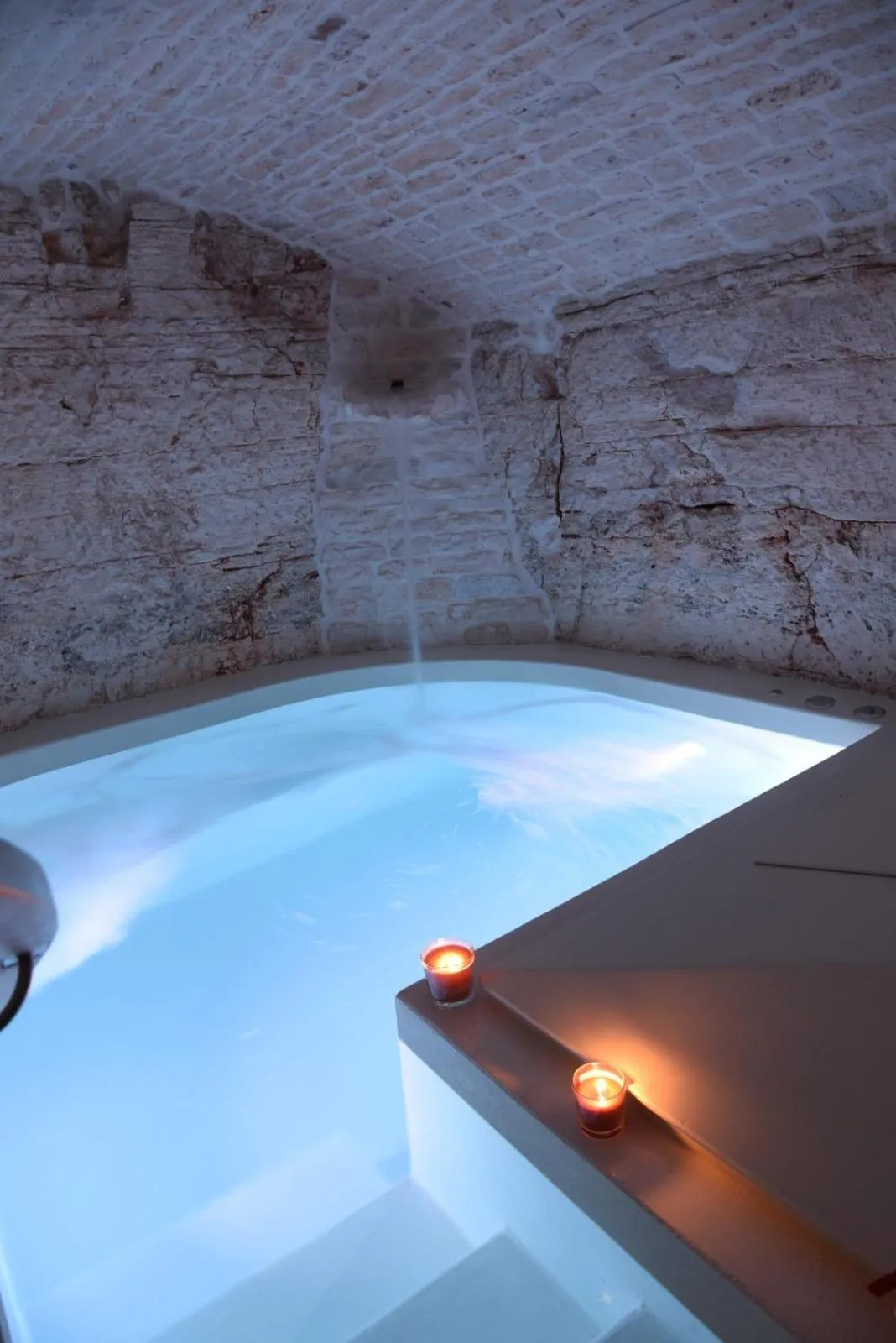 Hot Tub in Trulli Occhi Di Pietra