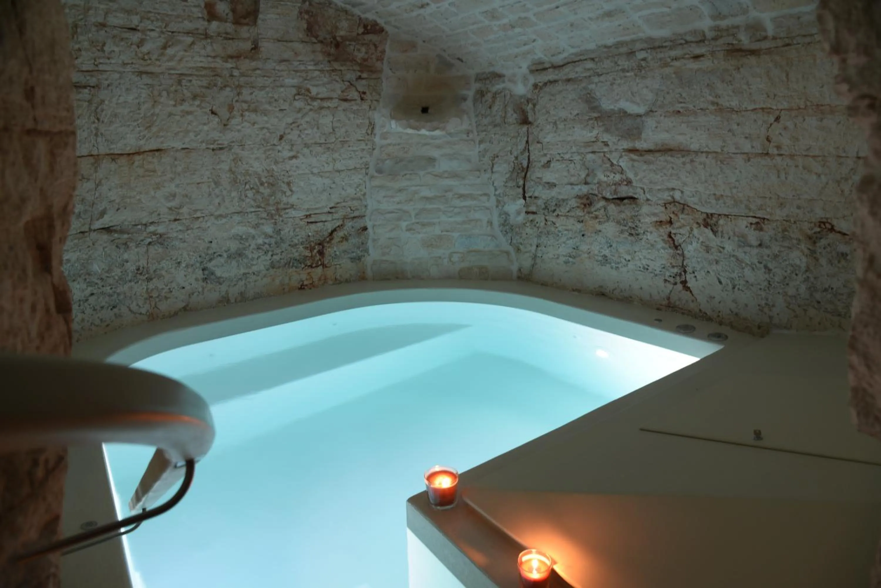 Hot Tub in Trulli Occhi Di Pietra