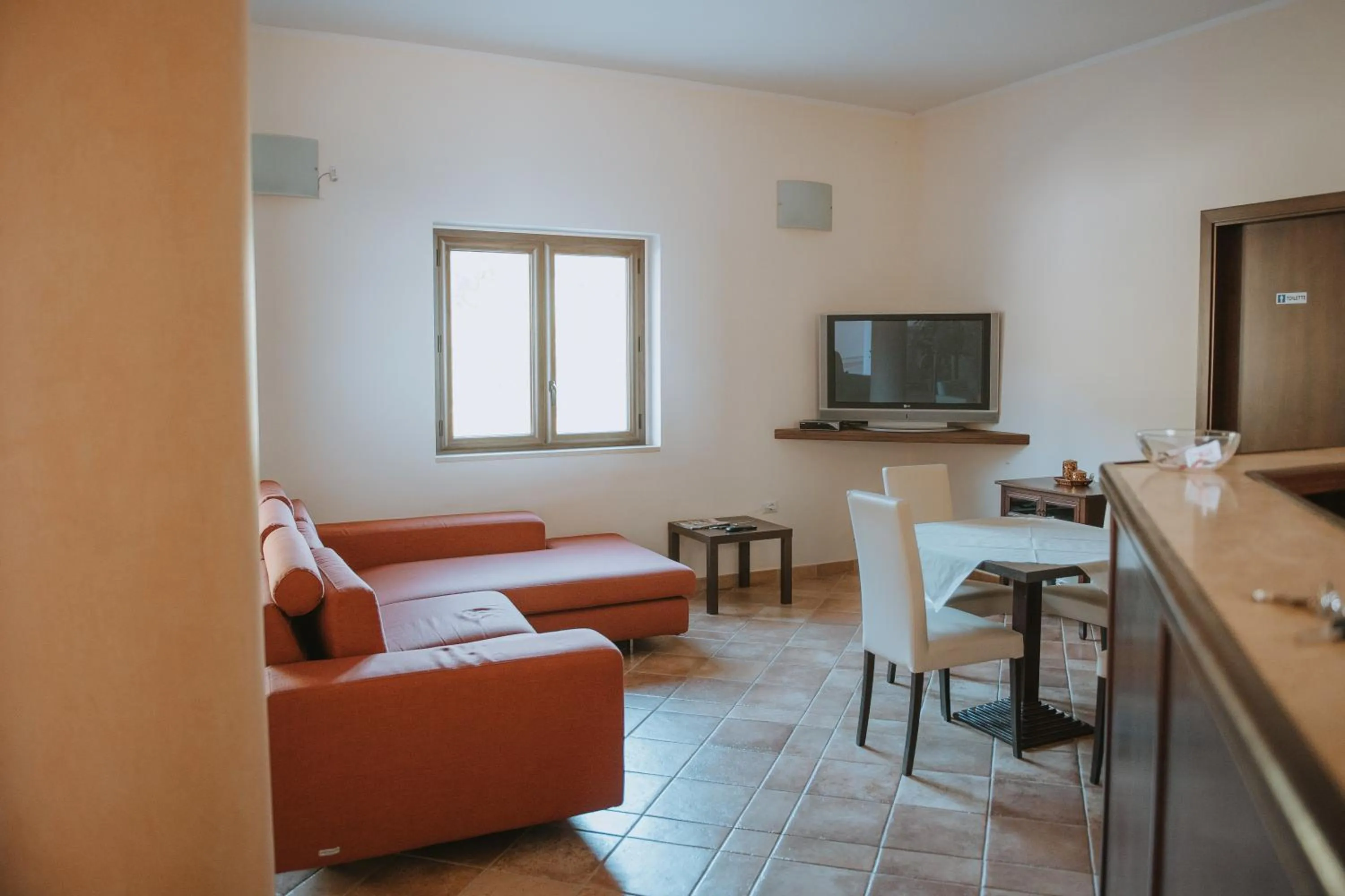 Communal lounge/ TV room in Hotel Caluna Charme