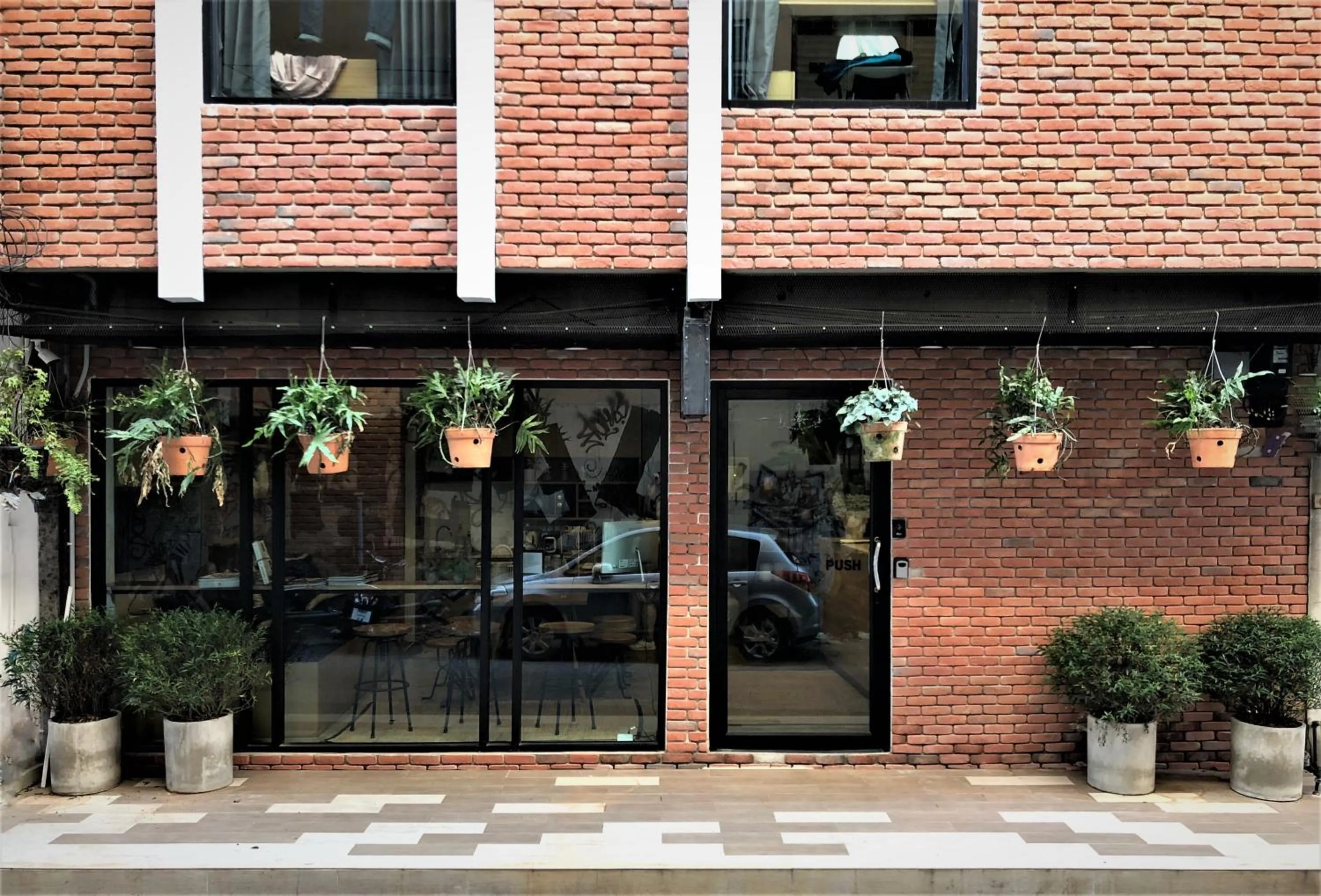 Facade/entrance in Stay Thapae Hostel