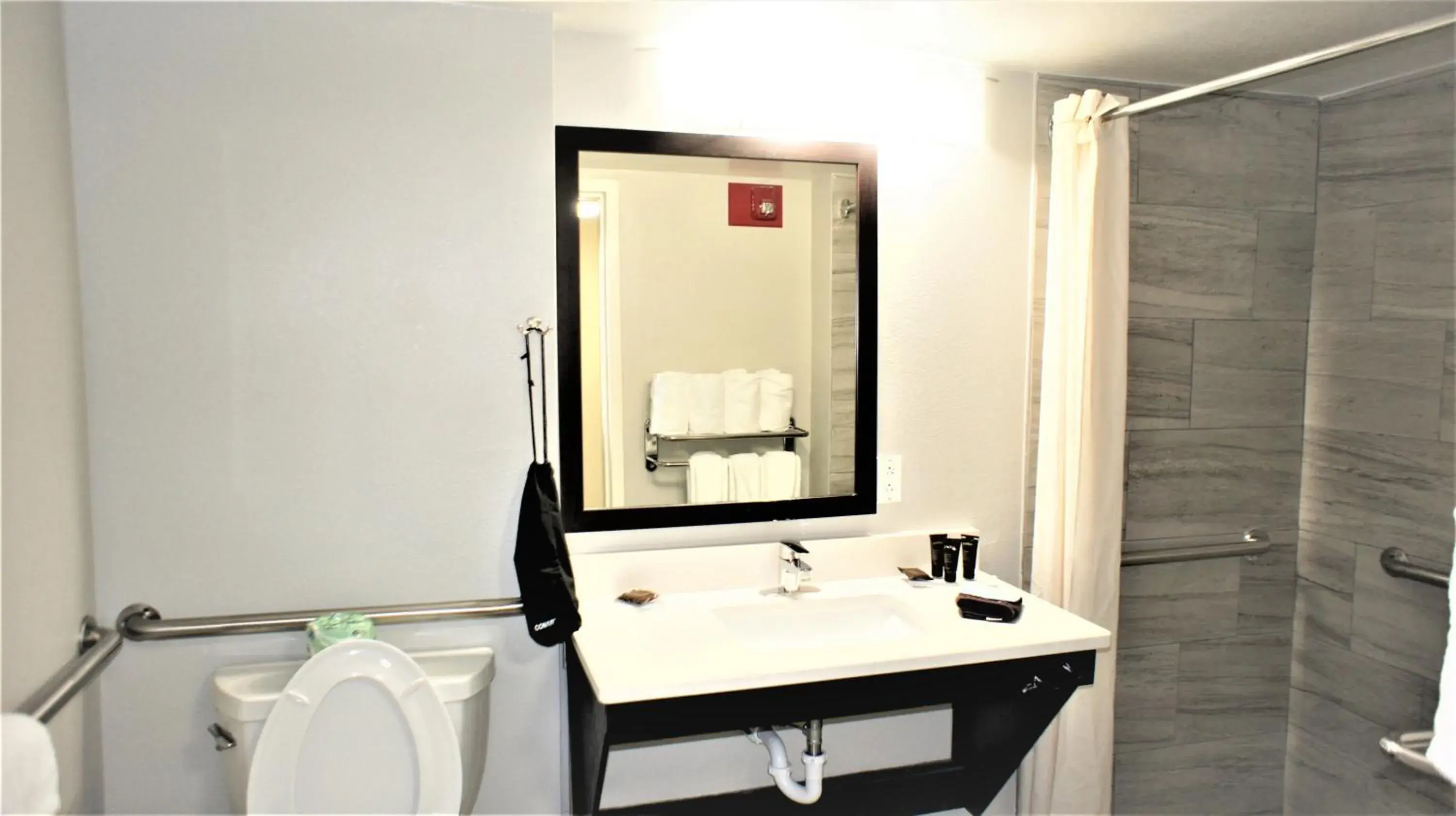 Bathroom in Wingate by Wyndham - Chattanooga Bathroom in Wingate by Wyndham - Chattanooga