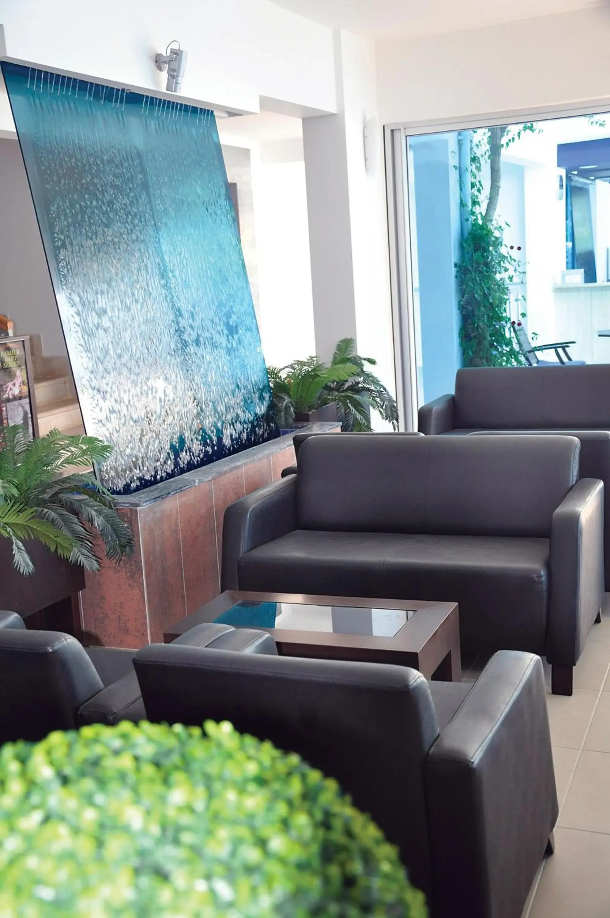 Communal lounge/ TV room in Blue Diamond Alya Hotel