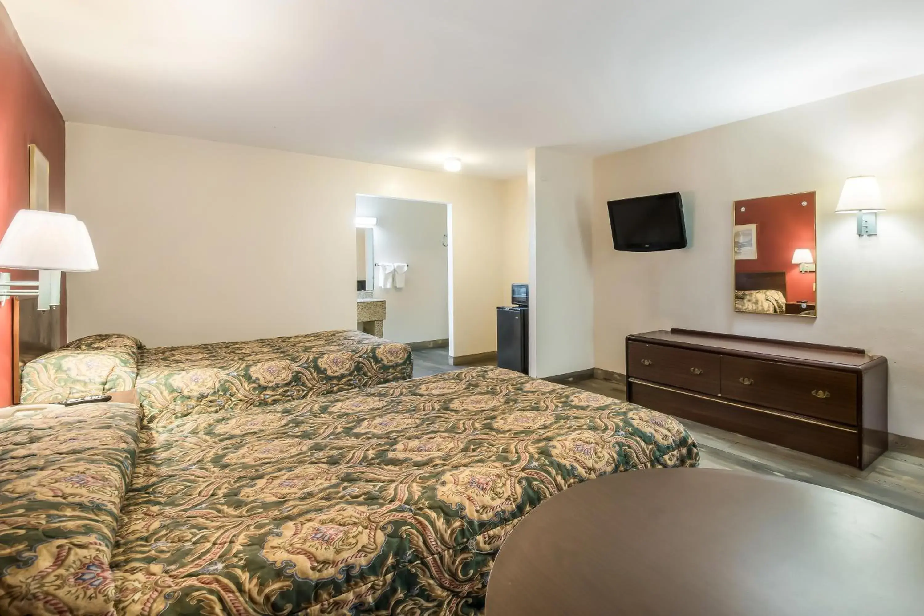 Double Room with Two Double Beds - Non-Smoking in Knights Inn - Cleveland Double Room with Two Double Beds - Non-Smoking in Knights Inn - Cleveland