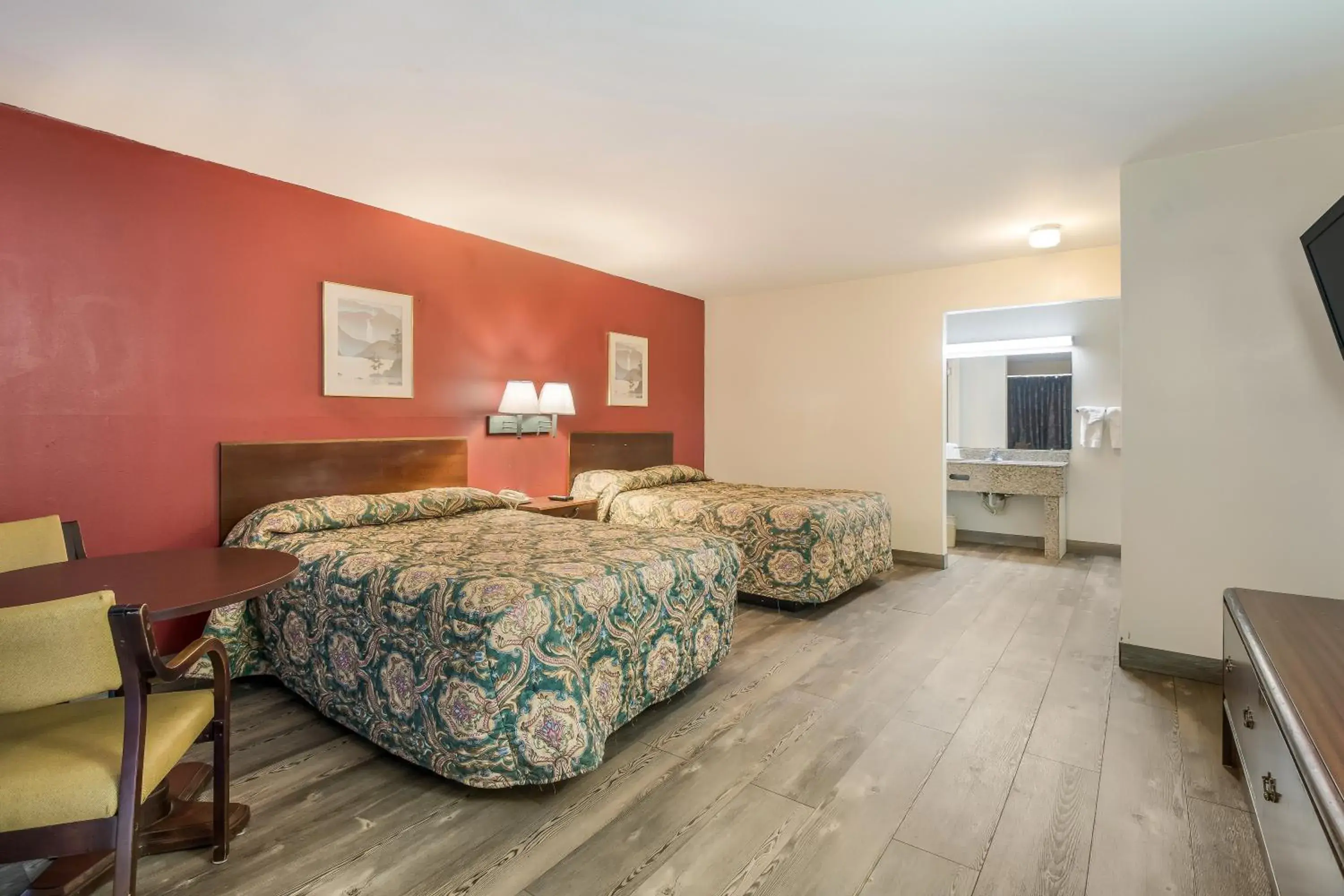 Double Room with Two Double Beds - Smoking in Knights Inn - Cleveland Double Room with Two Double Beds - Smoking in Knights Inn - Cleveland