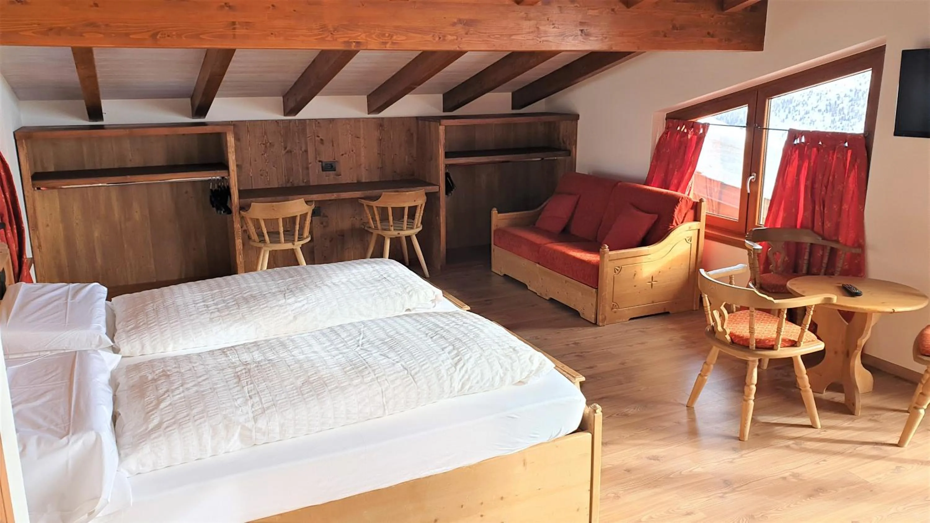 Photo of the whole room, Bed in Alpino Lodge Bivio