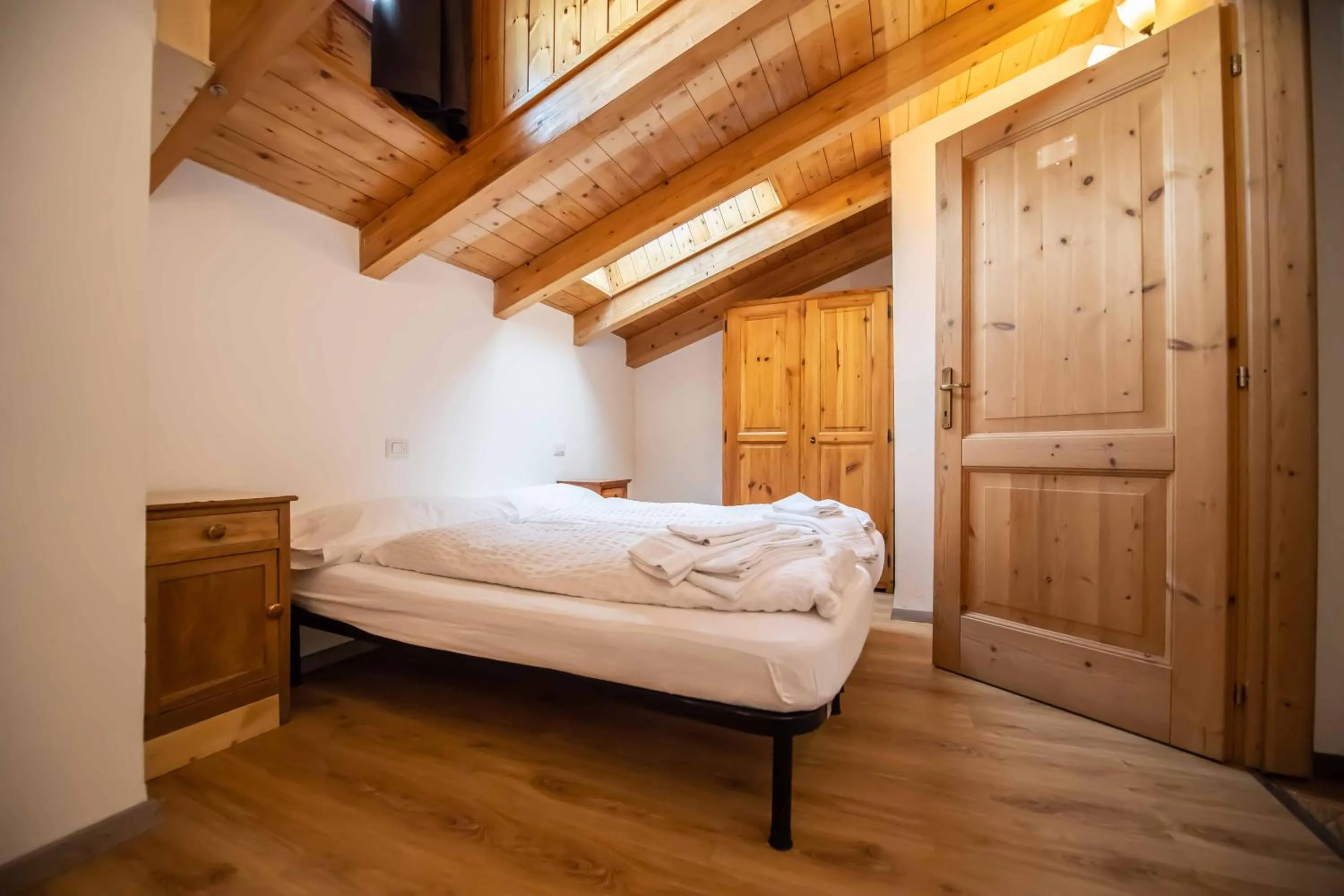 Bedroom, Bed in Alpino Lodge Bivio