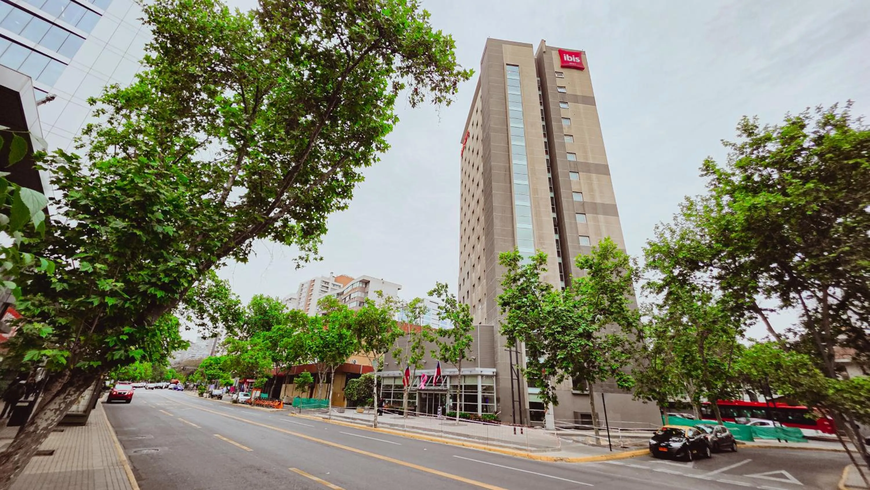 Facade/entrance in ibis Santiago Providencia