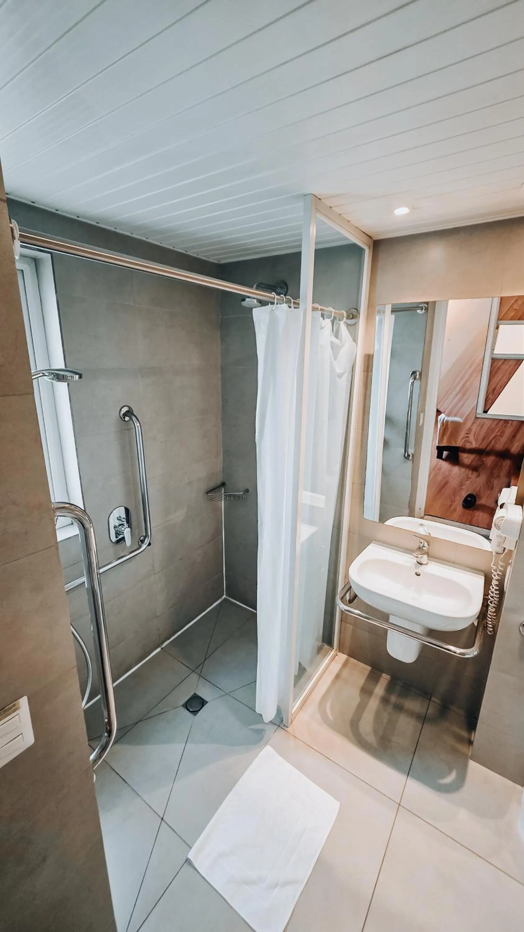 Bathroom in ibis Santiago Providencia