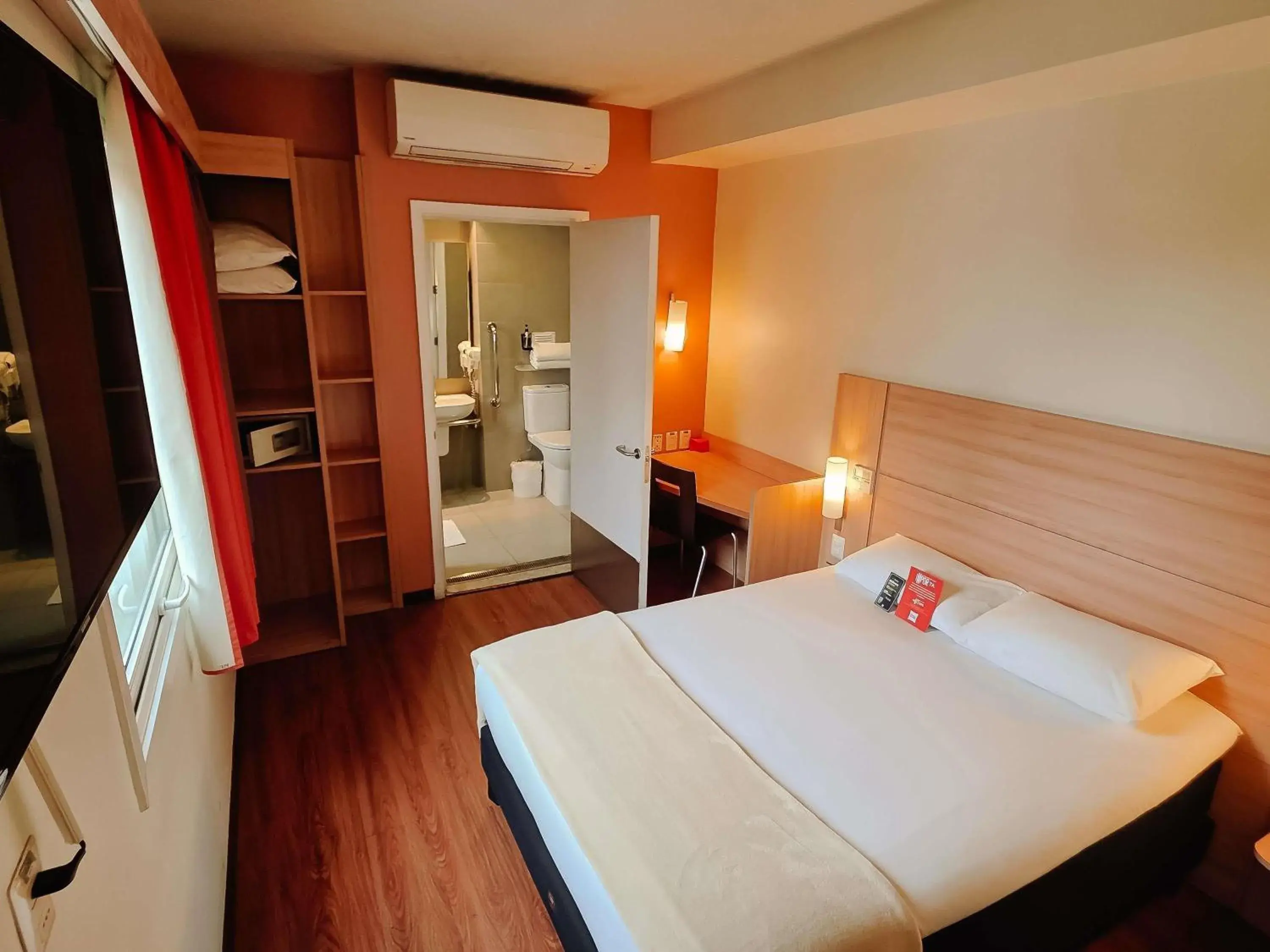 Bedroom, Bed in ibis Santiago Providencia Bedroom, Bed in ibis Santiago Providencia