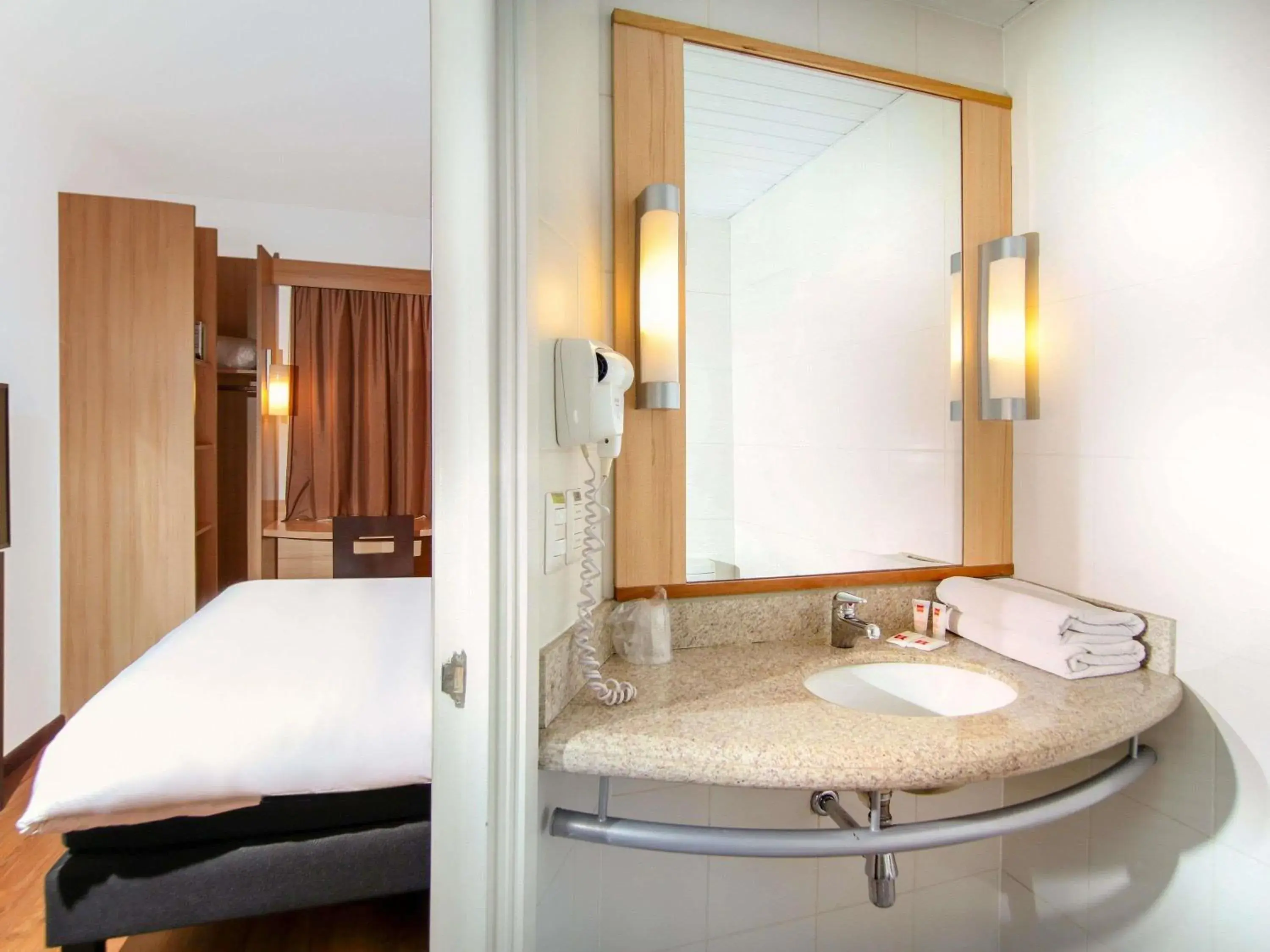 Bedroom, Bed in ibis Santiago Providencia Bedroom, Bed in ibis Santiago Providencia