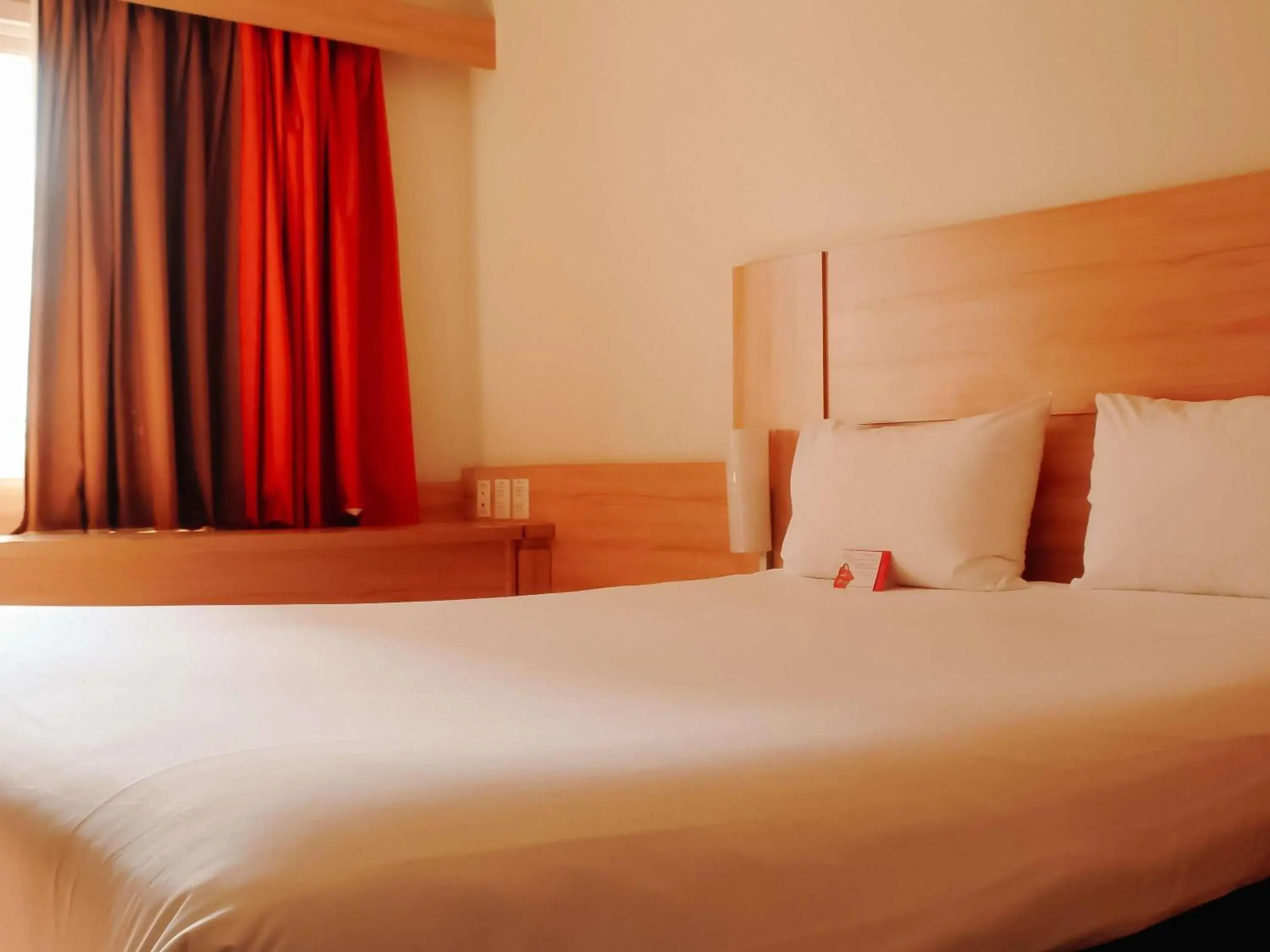 Bedroom, Bed in ibis Santiago Providencia Bedroom, Bed in ibis Santiago Providencia