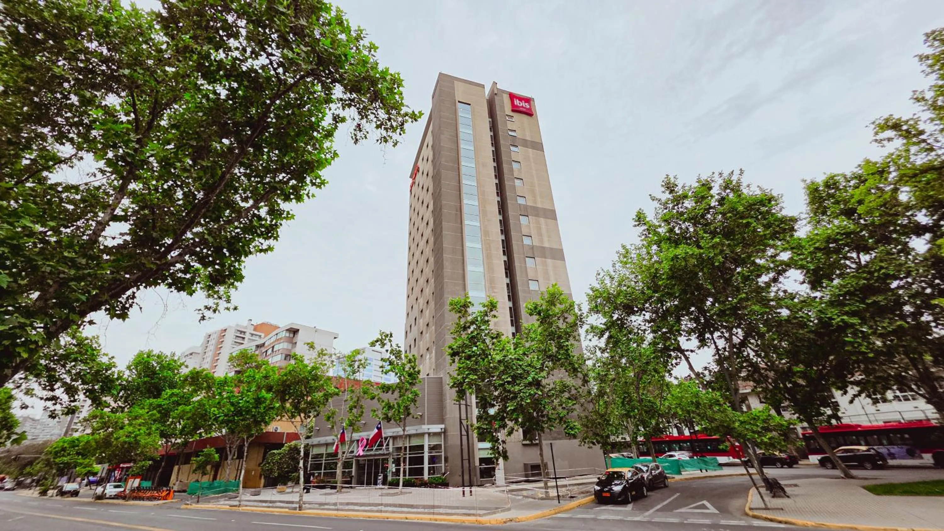 Facade/entrance in ibis Santiago Providencia