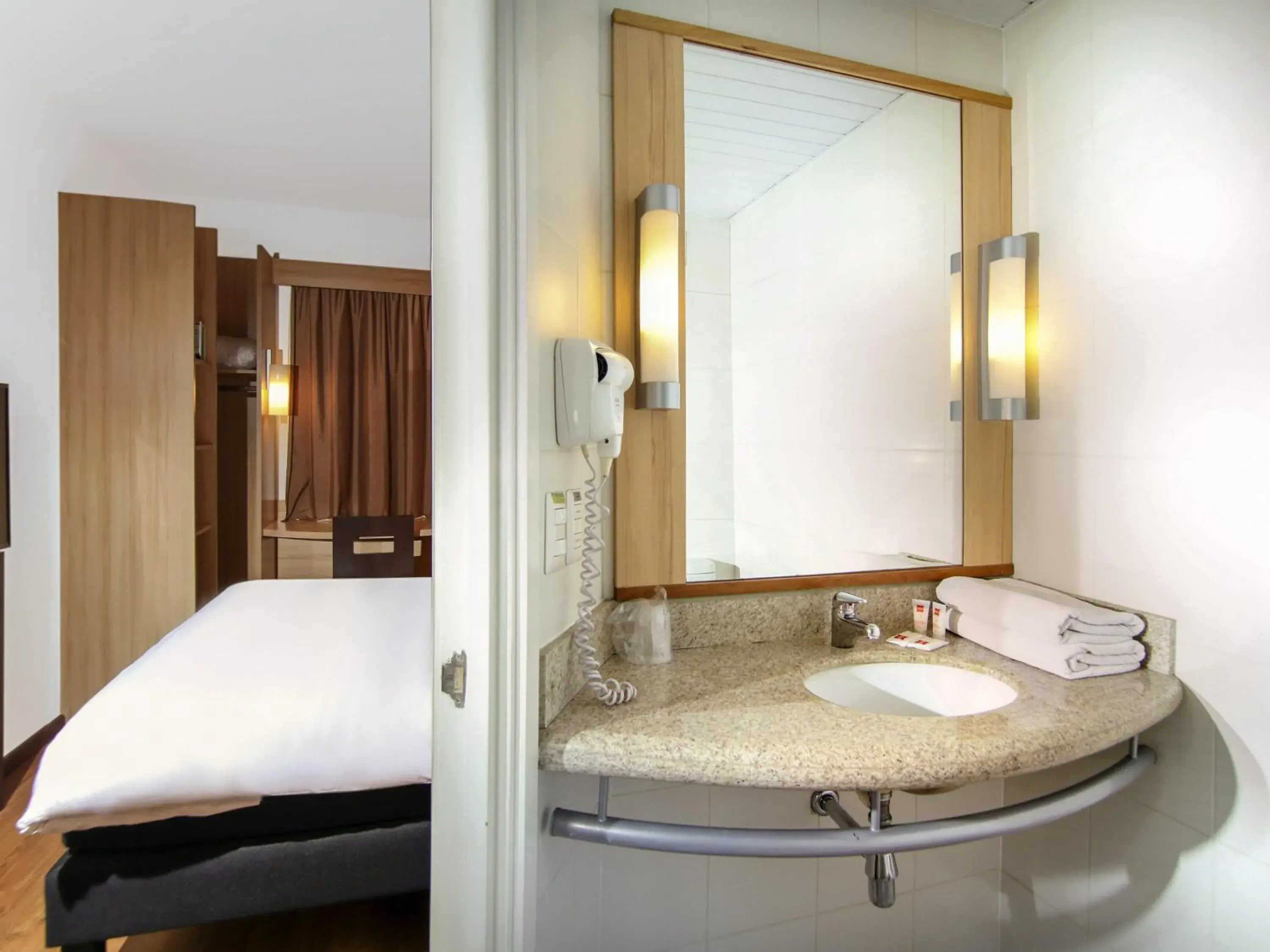 Bedroom, Bed in ibis Santiago Providencia Bedroom, Bed in ibis Santiago Providencia