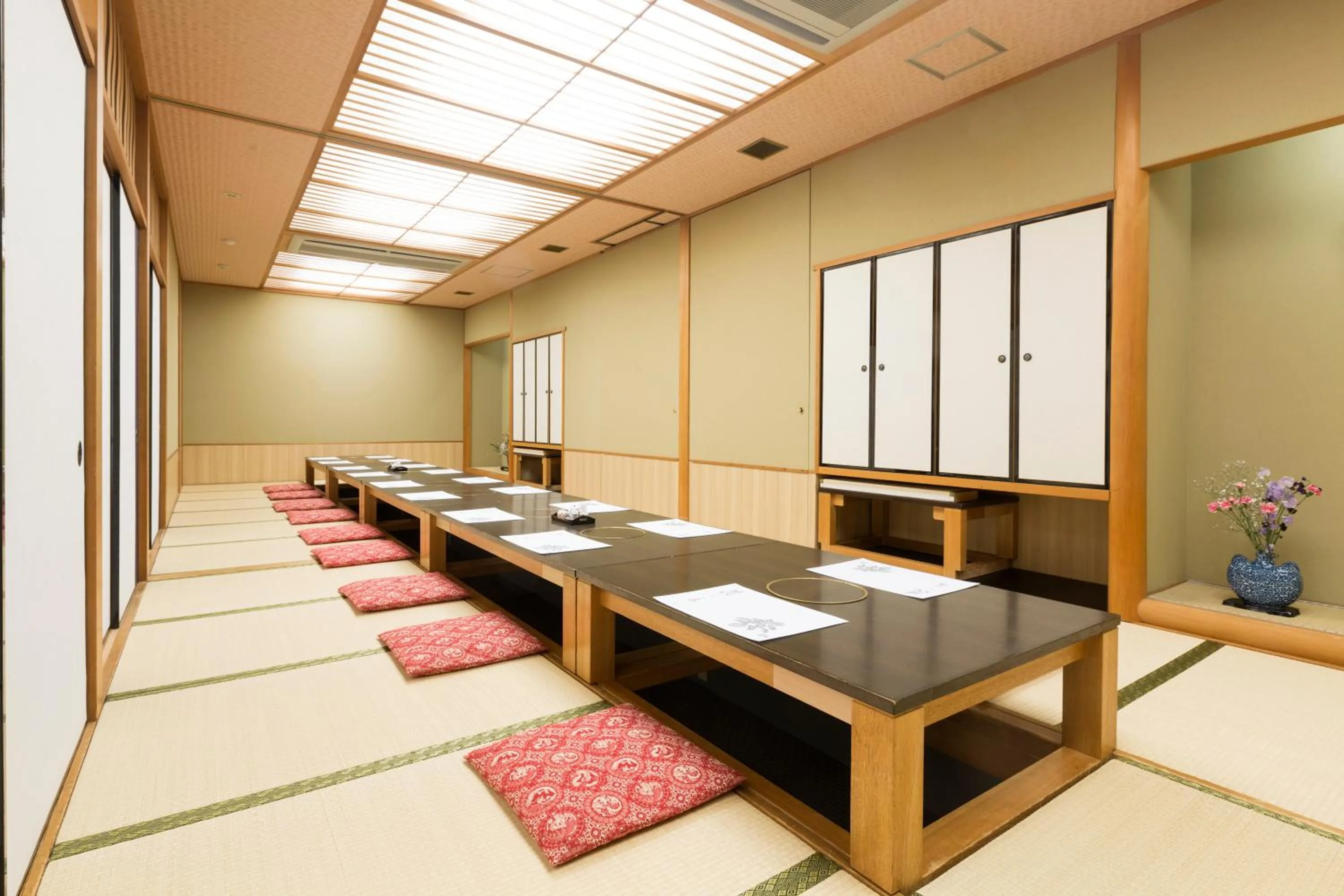 Restaurant/places to eat in Hanazono Kaikan