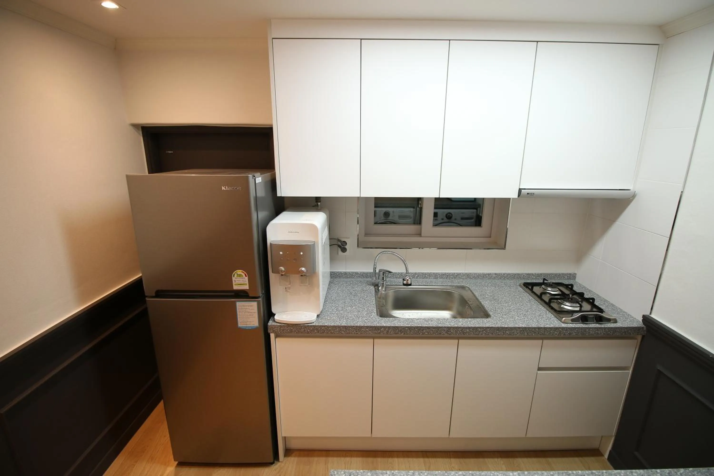 Communal kitchen in Heima Guesthouse Hongdae