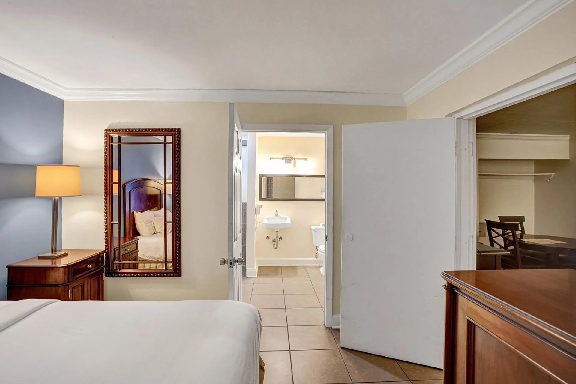 Photo of the whole room, Bed in Fort Lauderdale Grand Hotel