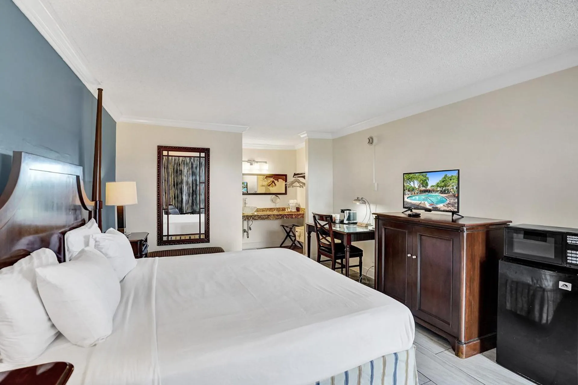 Photo of the whole room, Bed in Fort Lauderdale Grand Hotel